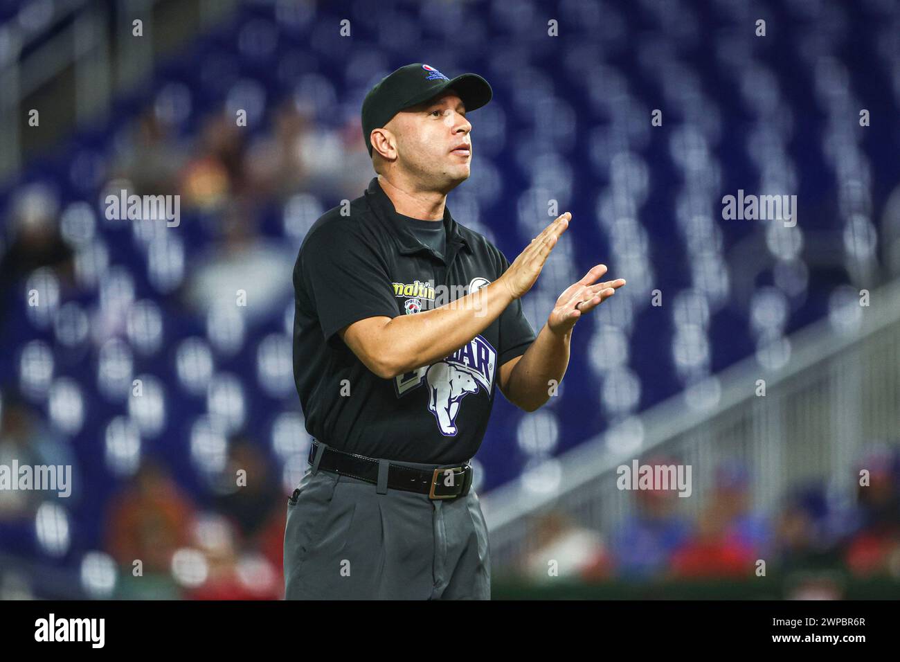 MIAMI, FLORIDA - FEBRUARY 2:  Ampayer, umpire, referee, arbitro , juez,  ,during a game between Mexico and Puerto Rico at loanDepot park as part of Serie del Caribe 2024 on February 2, 2024 in Miami, Florida. (Photo by Luis Gutierrez/Norte Photo) Stock Photo