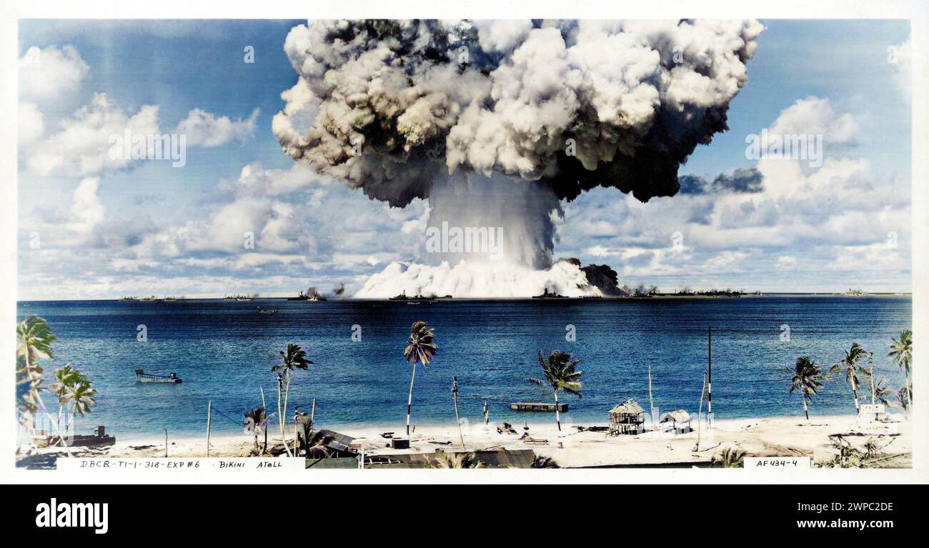 1946 , 25 july , BIKINI ATOLL , Marshall Islands , Pacific Ocean : OPERATION CROSSROADS . United States Army Air  ATOMIC BOMB for NUCLEAR TEST at Bikini Atoll . The ' Baker ' detonation. A  ' Wilson cloud ' formed revealing the atomized water column . The area to the right of the column marks the position of the battleship USS Arkansas . Unknown photographer . - ATTACCO ATOMICO NUCLEARE ENERGIA - ENERGY - EXPERIMENT - ESPERIMENTO - NUCLEAR ATTACK -  BOMBA ATOMICA - foto storiche storica - HISTORY PHOTOS - esplosione - explosion - bomb - GUERRA FREDDA - COLD WAR - ATOMO - ENERGIA NUCLEARE - nuc Stock Photo