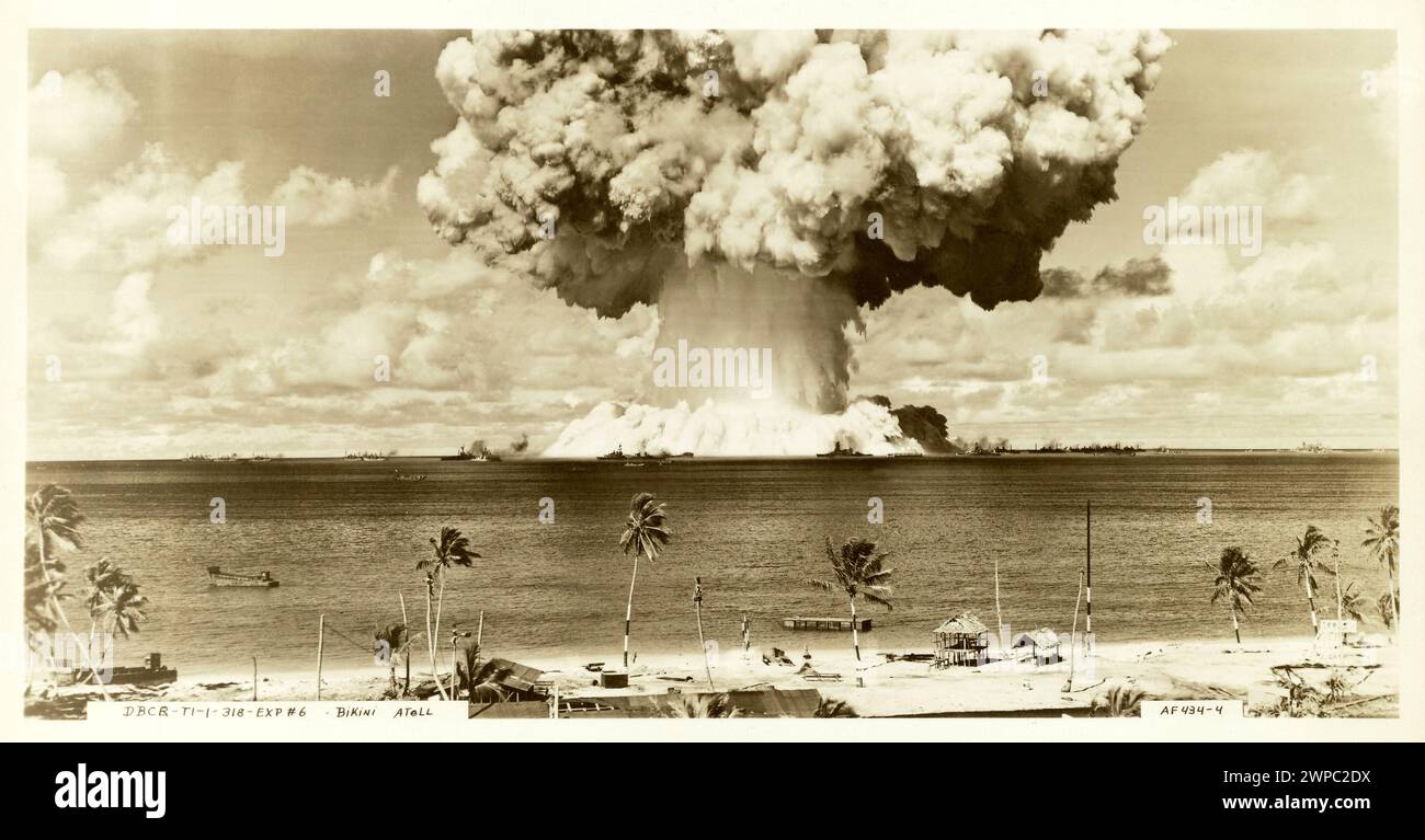 1946 , 25 july , BIKINI ATOLL , Marshall Islands , Pacific Ocean : OPERATION CROSSROADS . United States Army Air  ATOMIC BOMB for NUCLEAR TEST at Bikini Atoll . The " Baker " detonation. A  " Wilson cloud " formed revealing the atomized water column . The area to the right of the column marks the position of the battleship USS Arkansas . Unknown photographer . - ATTACCO ATOMICO NUCLEARE ENERGIA - ENERGY - EXPERIMENT - ESPERIMENTO - NUCLEAR ATTACK -  BOMBA ATOMICA - foto storiche storica - HISTORY PHOTOS - esplosione - explosion - bomb - GUERRA FREDDA - COLD WAR - ATOMO - ENERGIA NUCLEARE - nuc Stock Photo