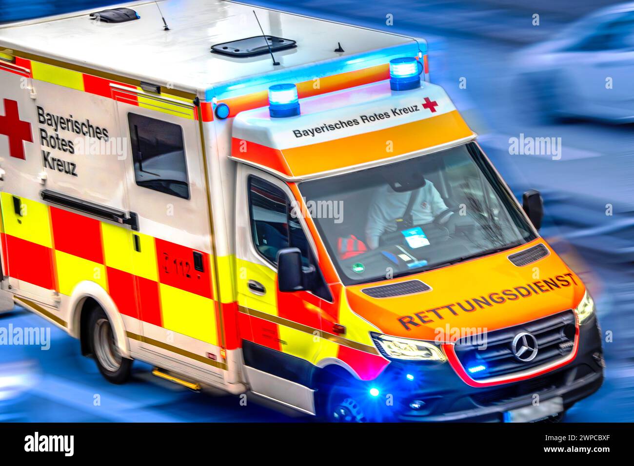 Rettungsdienst mit Blaulicht, Bayerisches Rotes Kreuz, München, März 2024 Deutschland, München