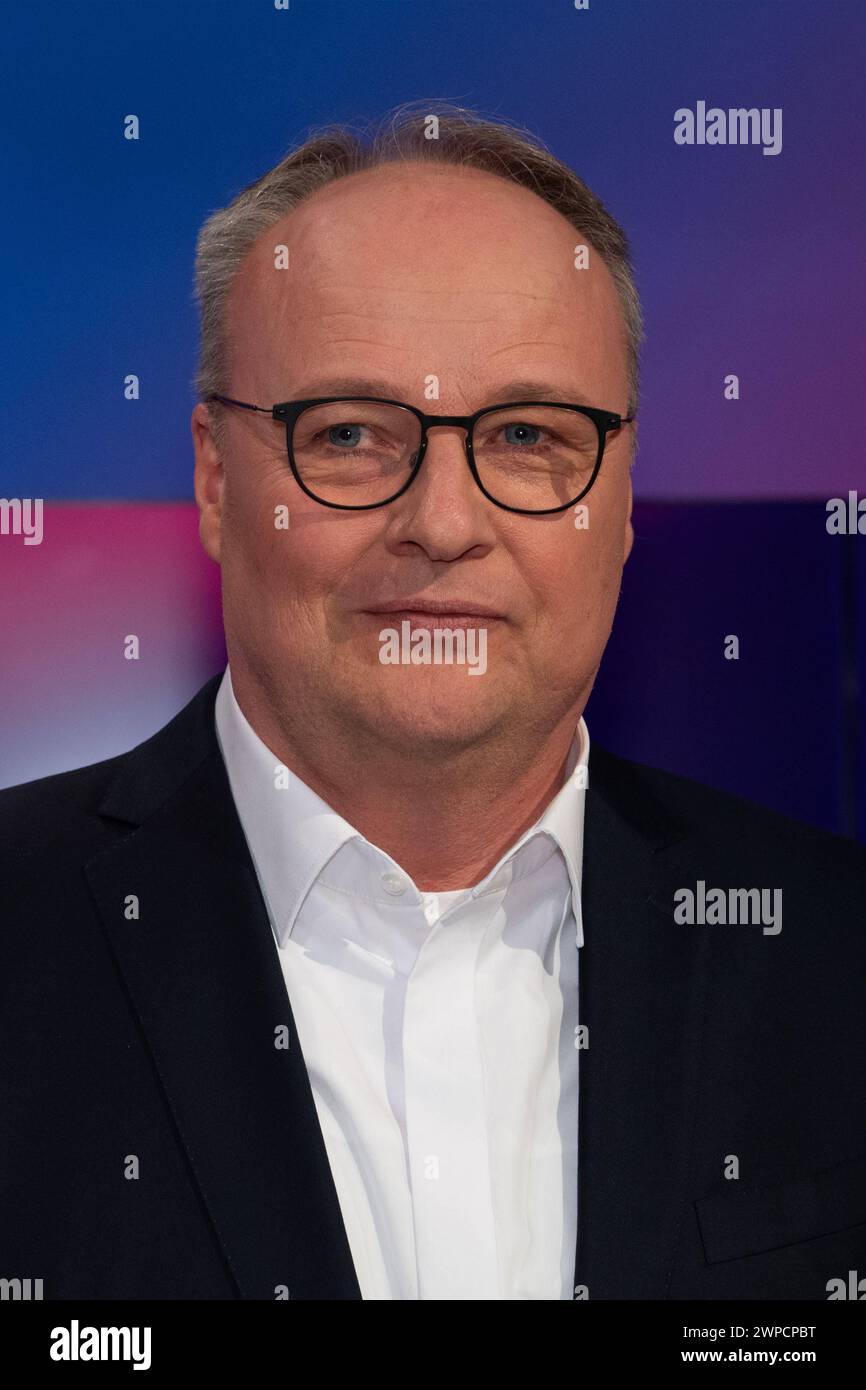 Oliver WELKE, Moderator, Kabarettist, Portraet, Porträt, Portrait ...