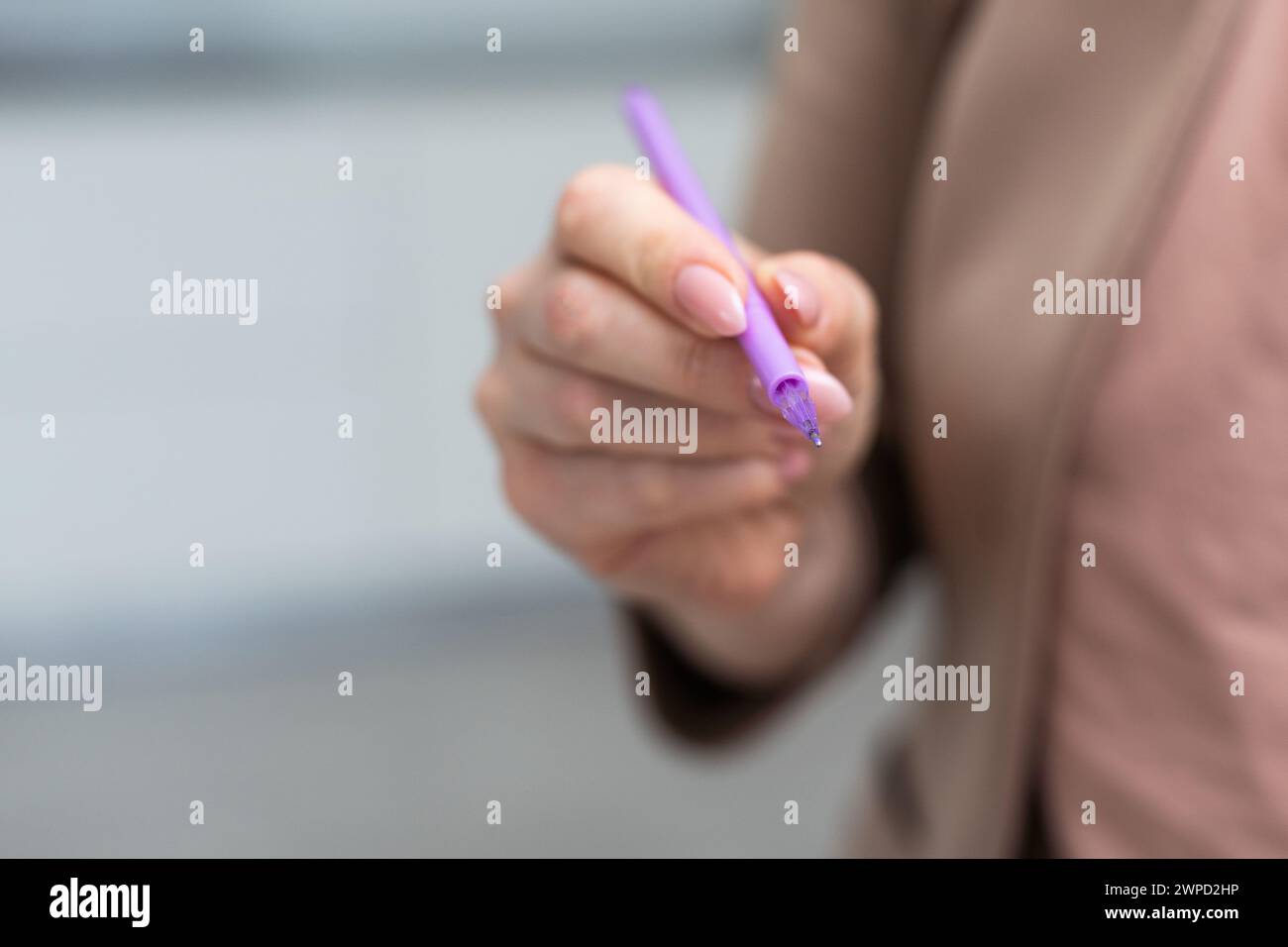 Using a hand hold the pen for writing Stock Photo - Alamy