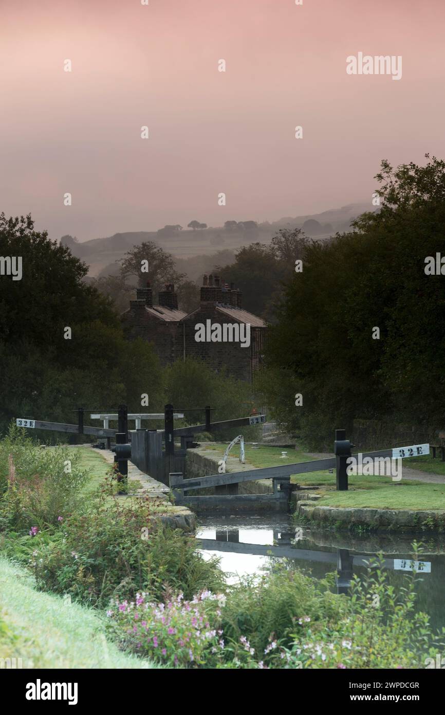 Narrow canal lock hi-res stock photography and images - Alamy