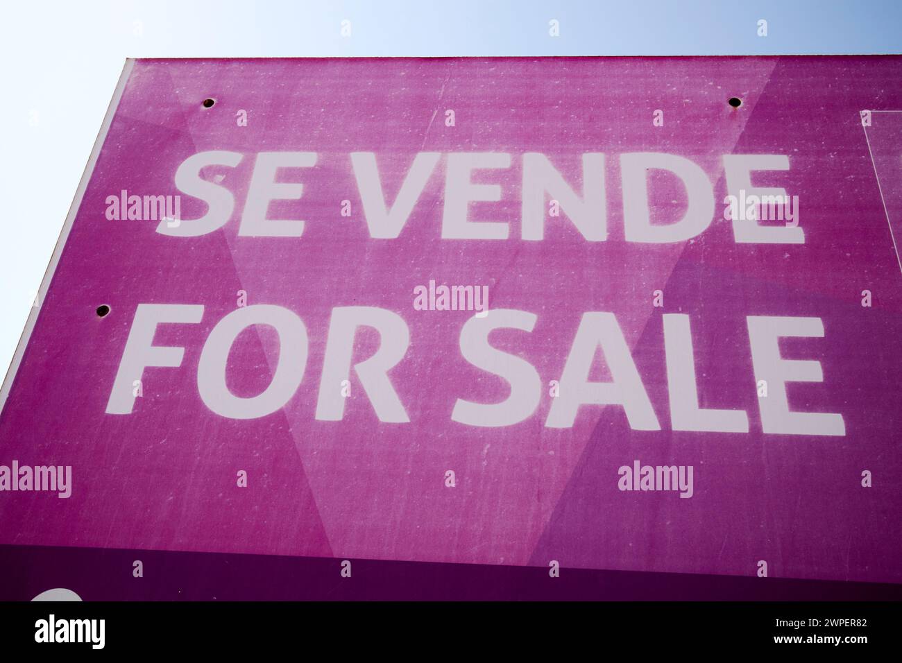 bilingual spanish and english for sale se vende sign outside property in playa blanca, Lanzarote, Canary Islands, spain Stock Photo
