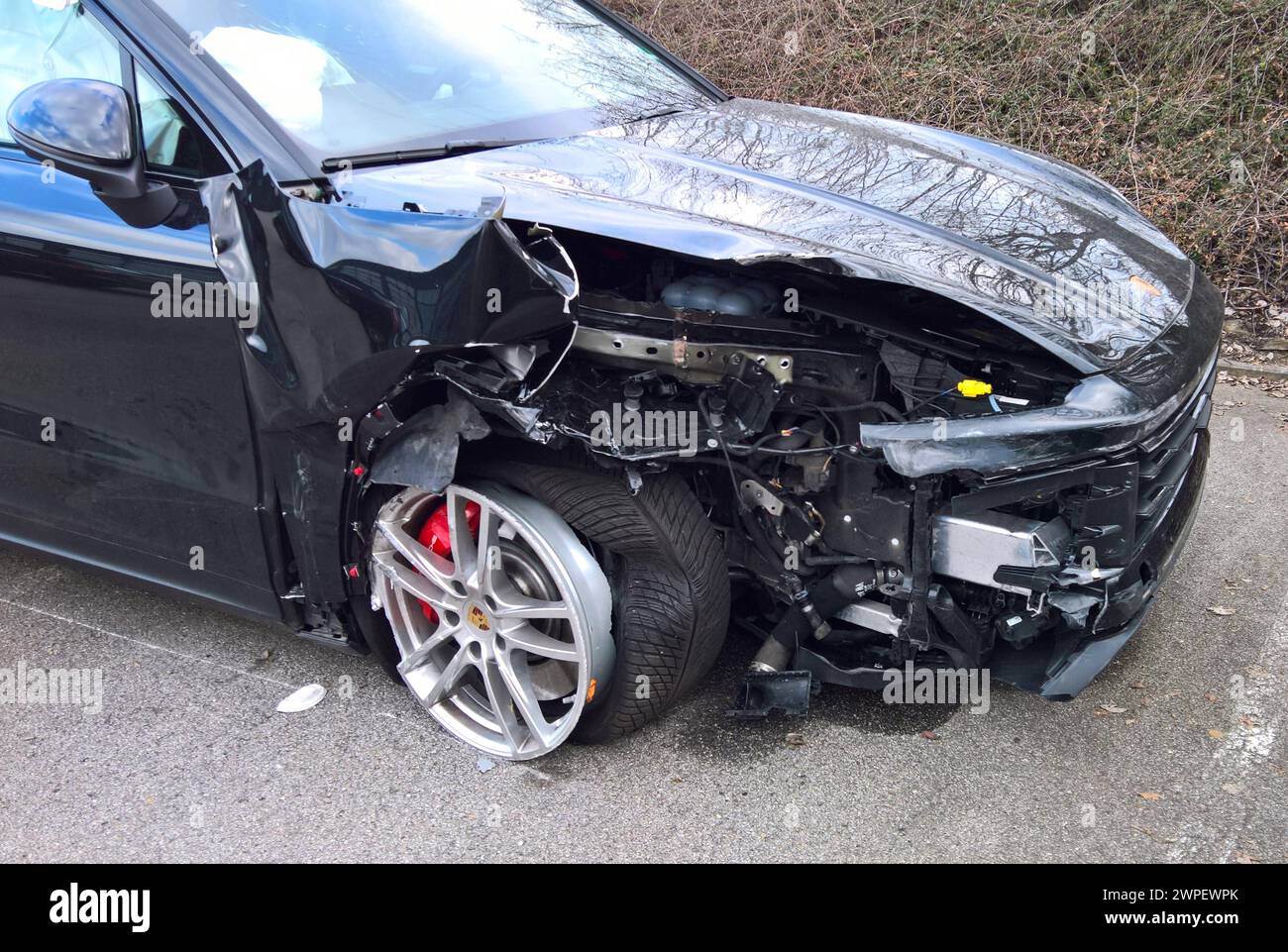 Verkehrsunfall mit einem Porsche Cayenne S. SUV Unfallwagen *** Traffic accident with a Porsche Cayenne S SUV accident car Stock Photo