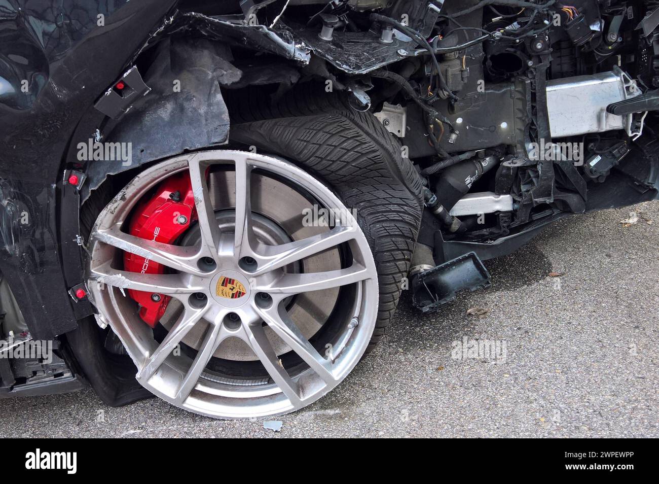 Verkehrsunfall mit einem Porsche Cayenne S. SUV Unfallwagen *** Traffic accident with a Porsche Cayenne S SUV accident car Stock Photo