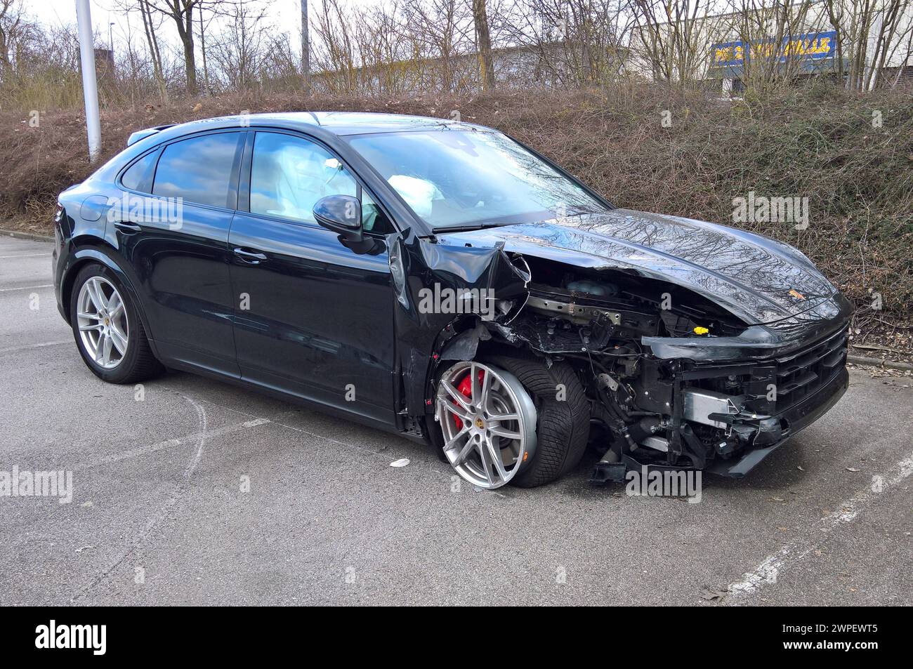 Verkehrsunfall mit einem Porsche Cayenne S. SUV Unfallwagen *** Traffic accident with a Porsche Cayenne S SUV accident car Stock Photo