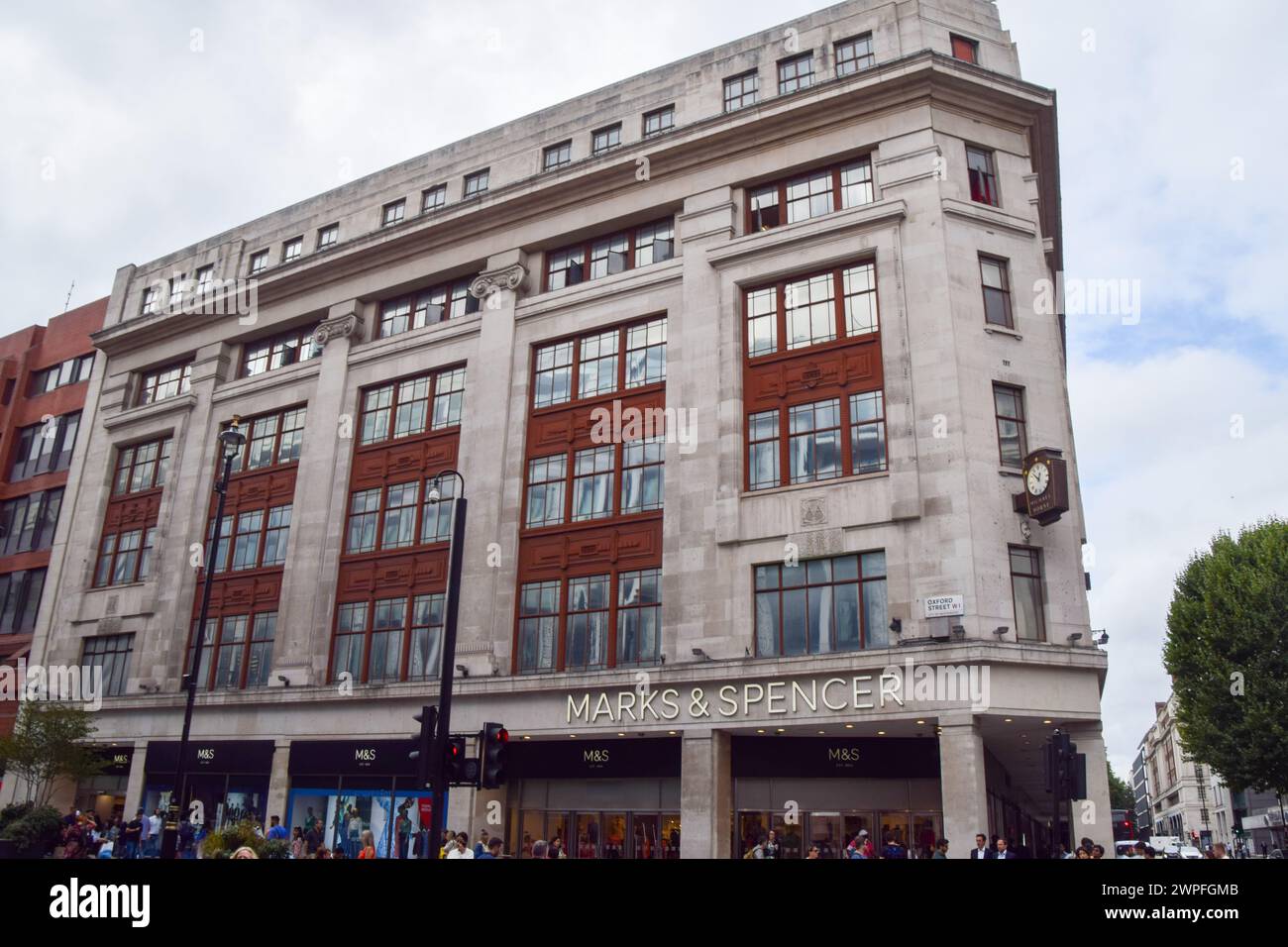 London, UK. 22nd August 2022. Exterior view of Marks & Spencer store on Oxford Street. Credit: Vuk Valcic/Alamy Stock Photo