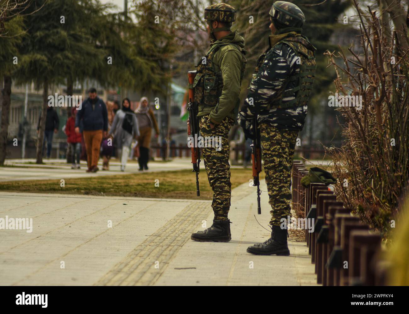 Srinagar, Jammu And Kashmir, India. 6th Mar, 2024. An Indian paramilitary trooper stands guard along the River Jhelum in Srinagar on March 6, 2024, on the eve of a public rally by India's Prime Minister Narendra Modi. (Credit Image: © Mubashir Hassan/Pacific Press via ZUMA Press Wire) EDITORIAL USAGE ONLY! Not for Commercial USAGE! Stock Photo