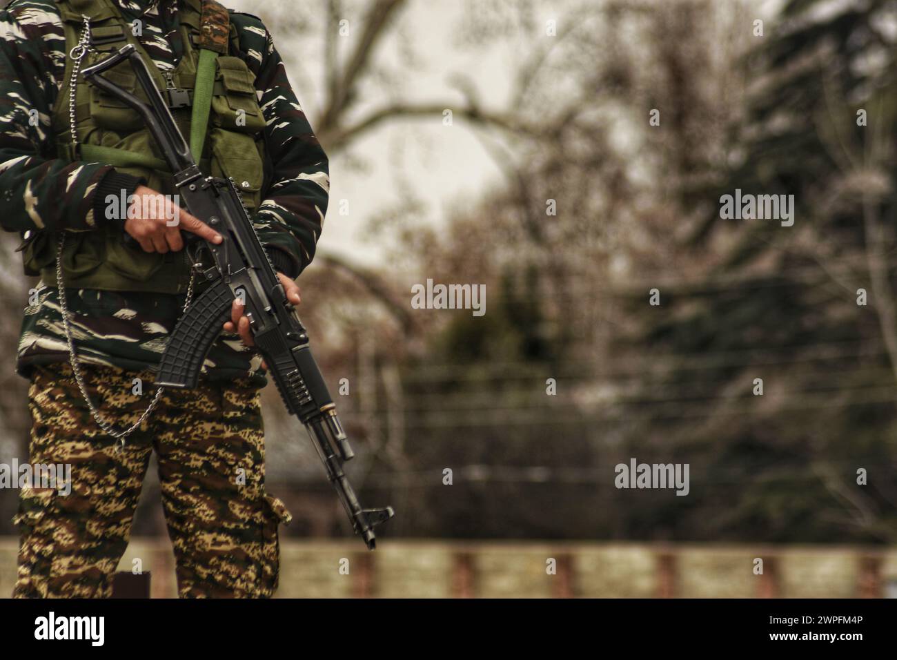 Srinagar, Jammu And Kashmir, India. 6th Mar, 2024. An Indian paramilitary trooper stands guard along the River Jhelum in Srinagar on March 6, 2024, on the eve of a public rally by India's Prime Minister Narendra Modi. (Credit Image: © Mubashir Hassan/Pacific Press via ZUMA Press Wire) EDITORIAL USAGE ONLY! Not for Commercial USAGE! Stock Photo