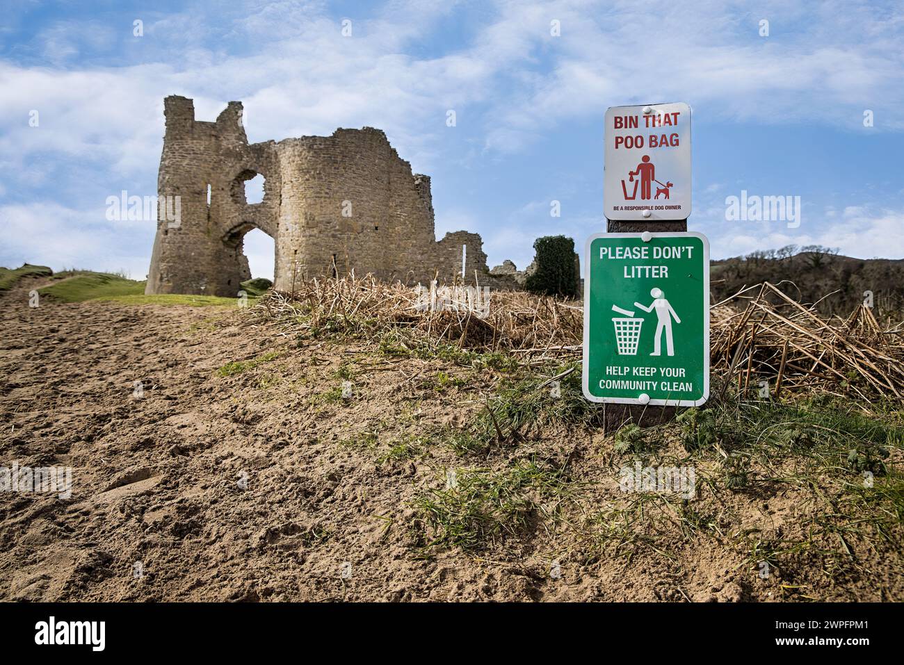 Do not litter and dog waste signs at Pennard Castle, Gower, Wales, UK Stock Photo