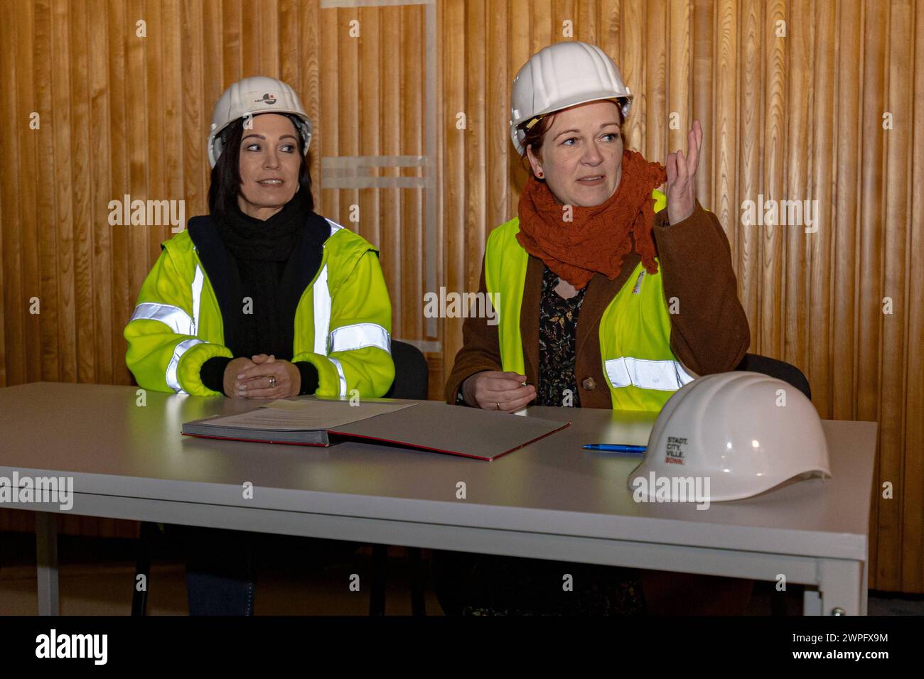 Die Leitwerk Rhein Ruhr GmbH LWE ist neue Bauleitung auf der langjährigen Baustelle der Beethovenhalle in Bonn. Oberbürgermeisterin der Stadt Bonn Katja Dörner und Geschäftsführerin der LWE Anja Gräfe unterzeichnen gemeinsam einen neuen Vertrag für die Bauleitung. Anschliessender Rundgang durch die im Denkmalschutz stehende historische Stätte. 07.03.2024 Bonn Innenstadt NRW Deutschland *** Leitwerk Rhein Ruhr GmbH LWE is the new site manager at the long-standing construction site of the Beethovenhalle in Bonn Mayor of Bonn Katja Dörner and Managing Director of LWE Anja Gräfe jointly sign a new Stock Photo