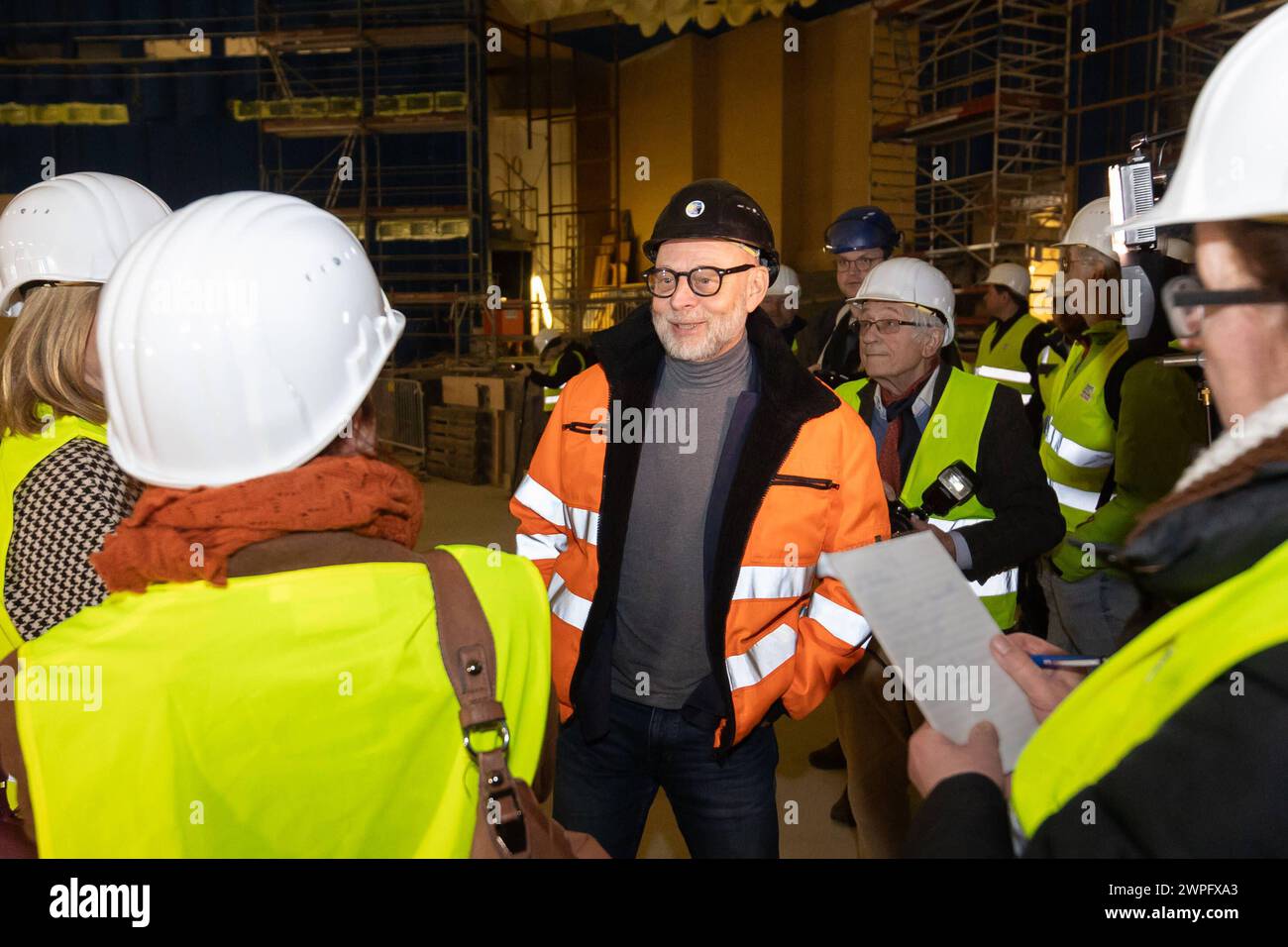 Die Leitwerk Rhein Ruhr GmbH LWE ist neue Bauleitung auf der langjährigen Baustelle der Beethovenhalle in Bonn. Oberbürgermeisterin der Stadt Bonn Katja Dörner und Geschäftsführerin der LWE Anja Gräfe unterzeichnen gemeinsam einen neuen Vertrag für die Bauleitung. Anschliessender Rundgang durch die im Denkmalschutz stehende historische Stätte. 07.03.2024 Bonn Innenstadt NRW Deutschland *** Leitwerk Rhein Ruhr GmbH LWE is the new site manager at the long-standing construction site of the Beethovenhalle in Bonn Mayor of Bonn Katja Dörner and Managing Director of LWE Anja Gräfe jointly sign a new Stock Photo