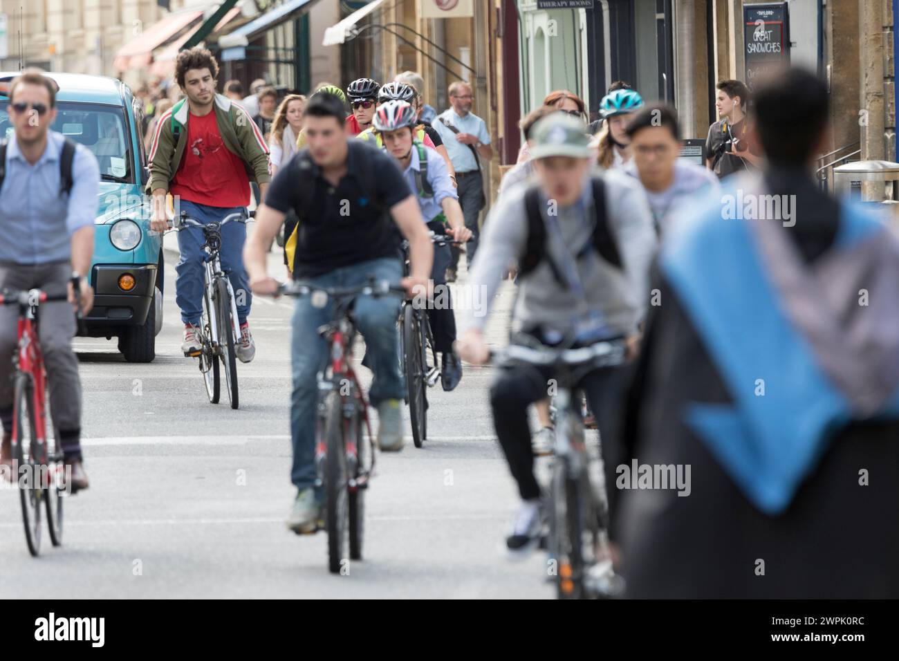 UK, Oxfordshire, Oxford, cyclists and Oxford Don along high street. Stock Photo
