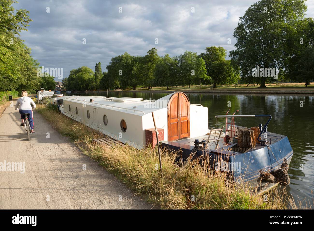 UK, Oxfordshire,  Oxford, the Thames Path along the Thames with cyclists and boats. Stock Photo