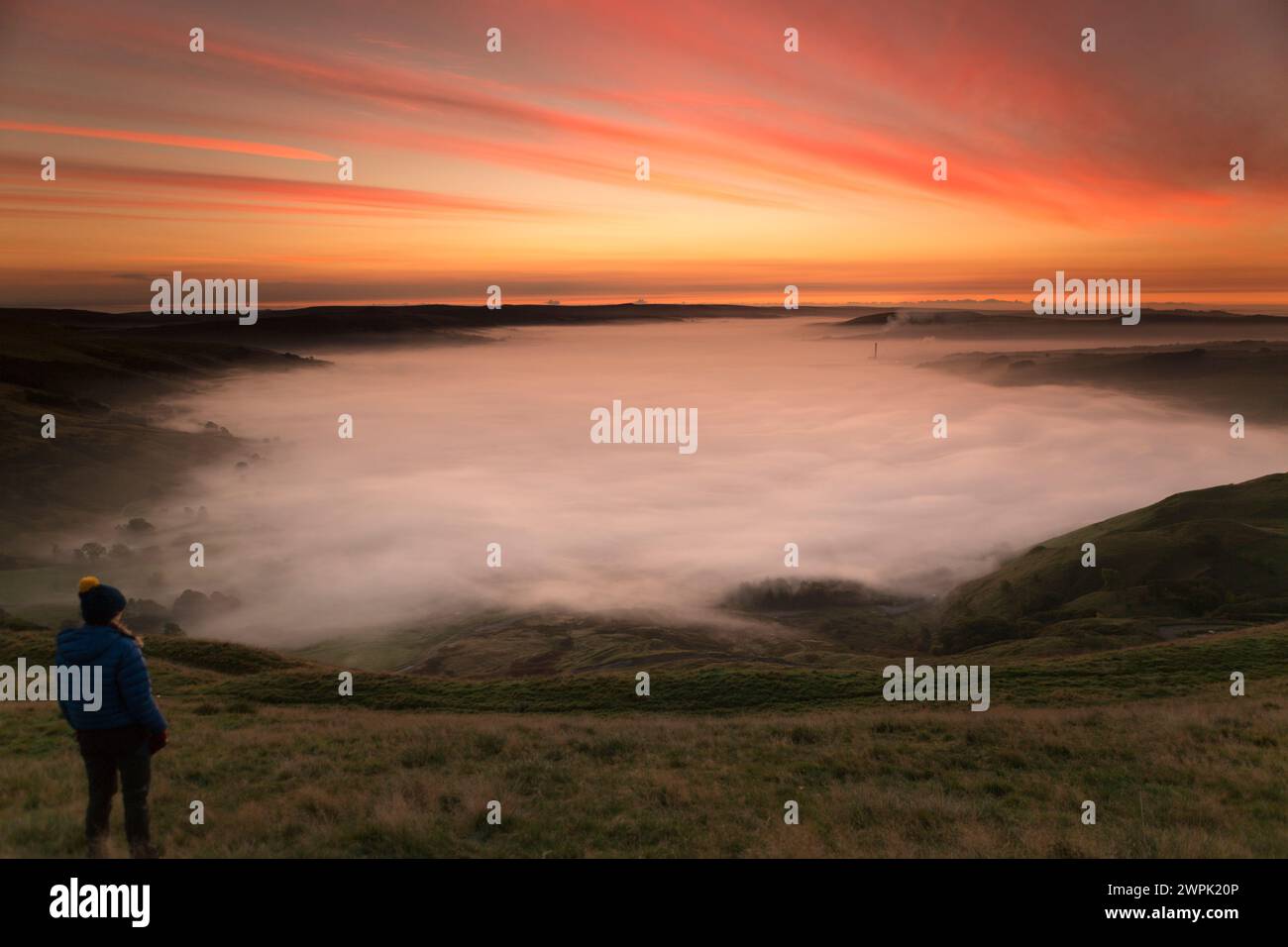 UK, Hope Valley inversion / mist at sunrise - Peak District. Stock Photo