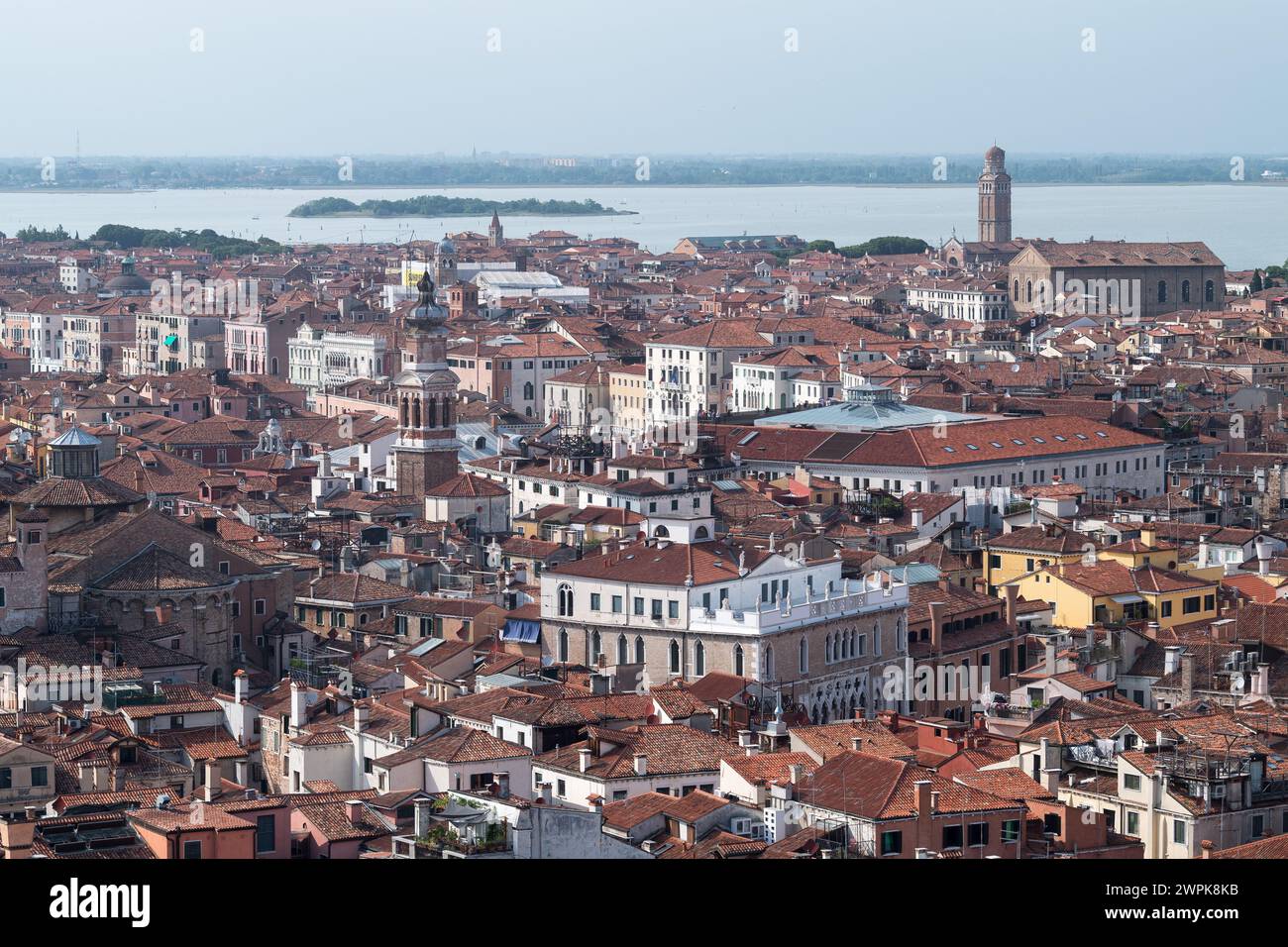 Chiesa di San Bartolomeo di Rialto (Saint Bartholomew church) and Italian Gothic Palazzo Giustinian Faccanon from XV century in San Marco sestiere, an Stock Photo