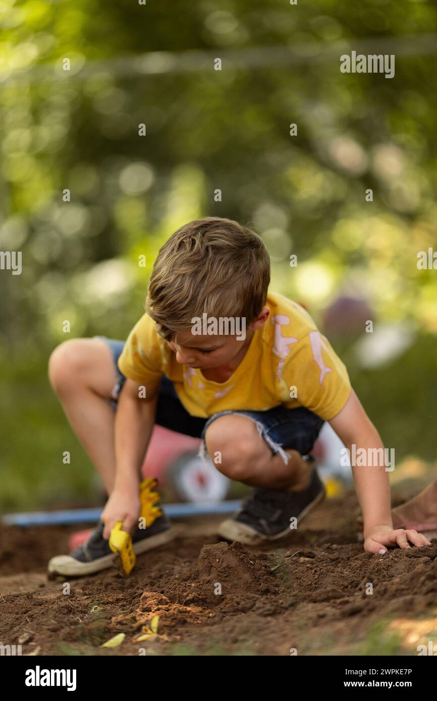 Young boy child digging playing hi-res stock photography and images - Alamy