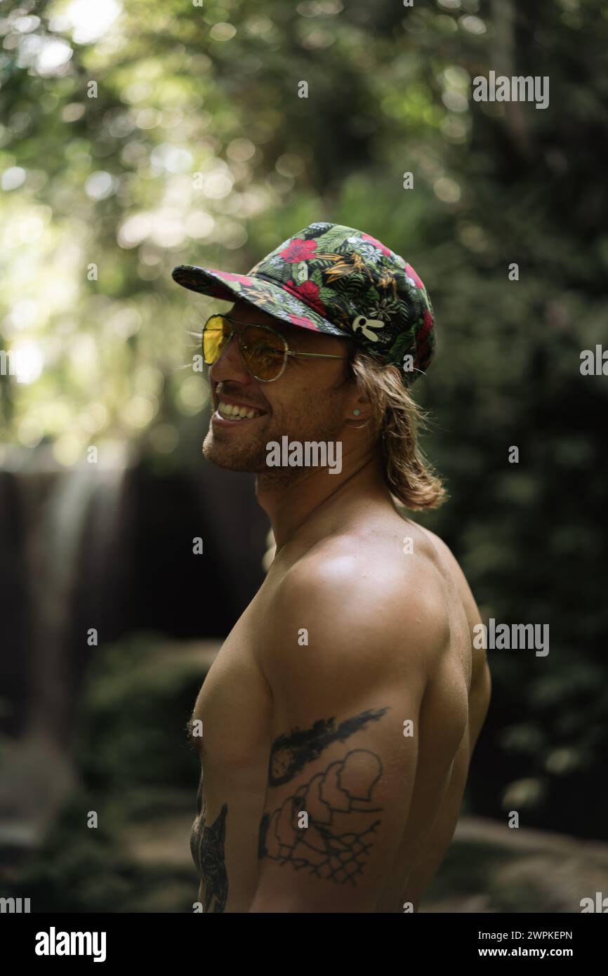 Man in jungle hi-res stock photography and images - Alamy