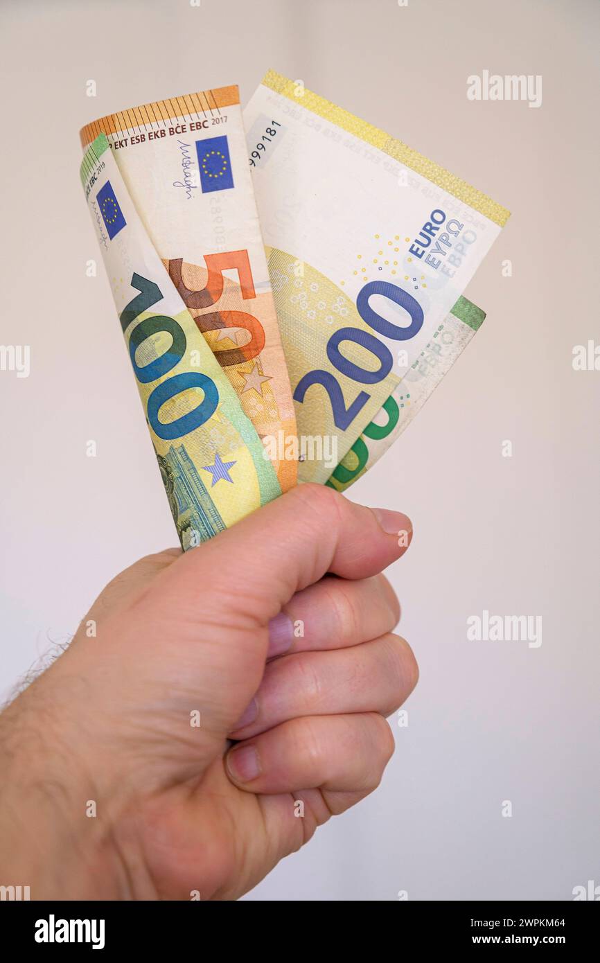 Hand hŠlt Euro-Scheine *** Hand holding euro notes Stock Photo