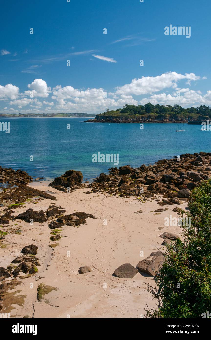 Sandy beach from the Promontoire de l’Armen viewpoint, Douarnenez, Finistere (29), Brittany, France Stock Photo