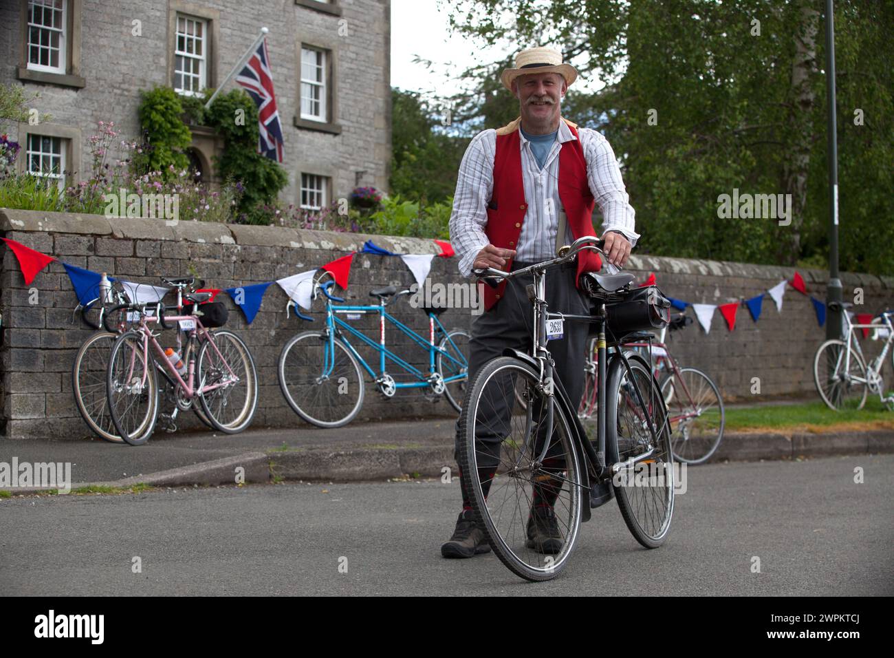 2106/15  A rider stops for a beer in Harrington.  Three Thousand cyclists riding vintage machines, all older than 1987, take to the hills of the Peak Stock Photo