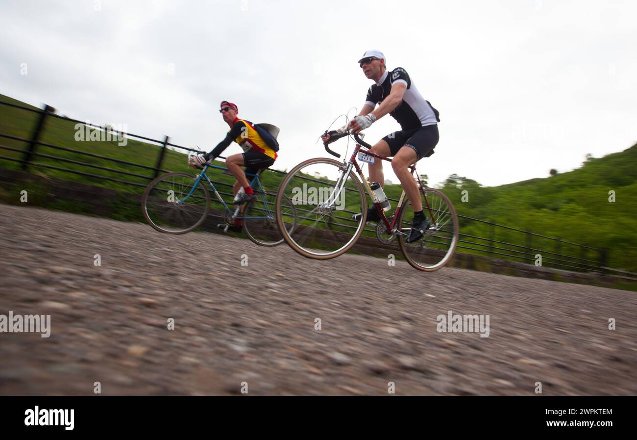 2106/15  Monsal Viaduct near Bakewell.  Three Thousand cyclists riding vintage machines, all older than 1987, take to the hills of the Peak District i Stock Photo