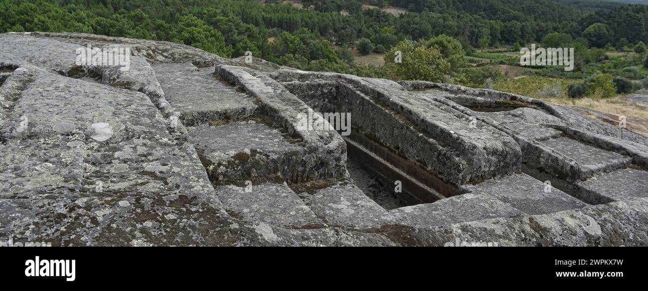 Estrutura de pedra com covas retangulares e quadrados em Panóias, Portugal Stock Photo