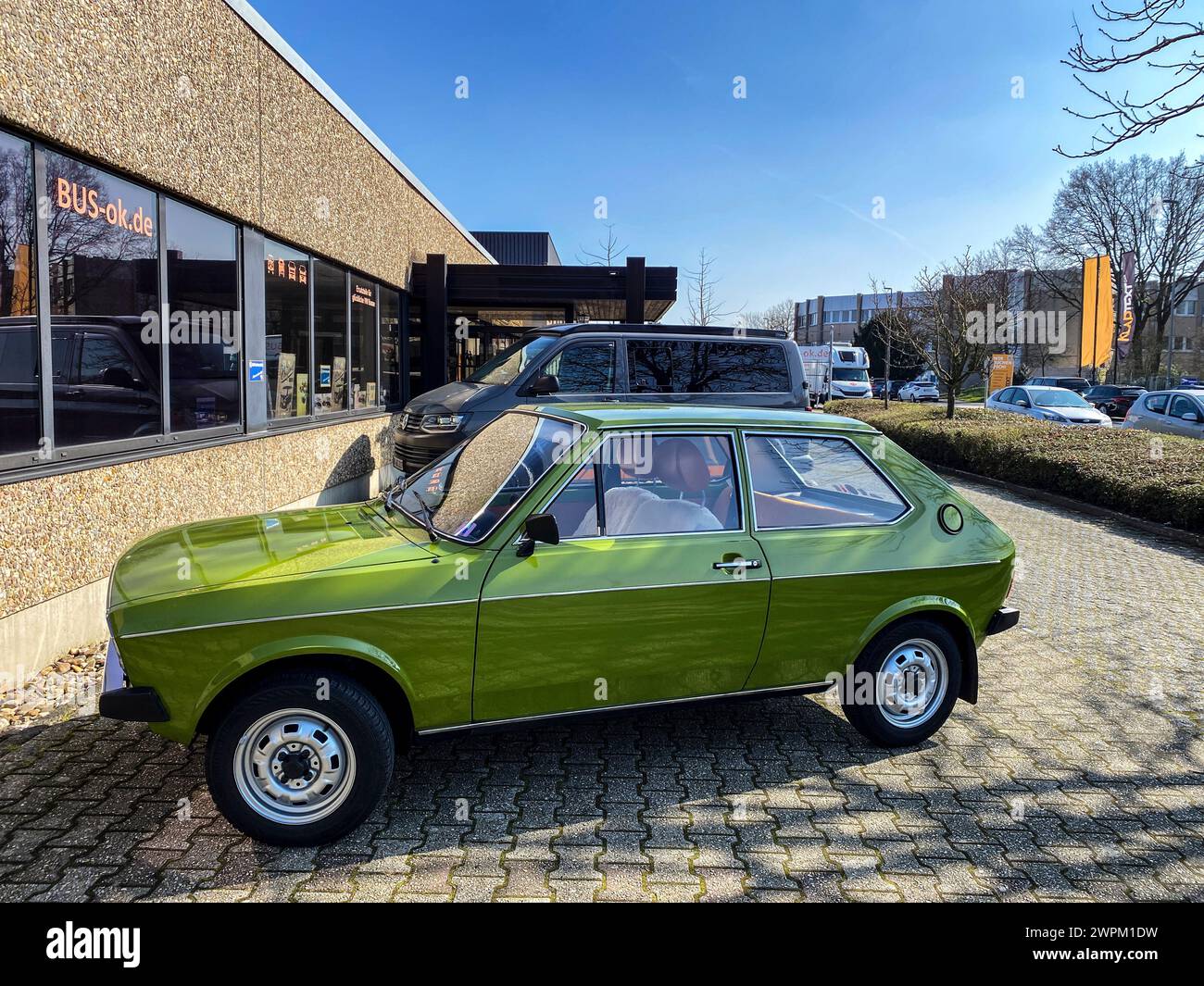 VW Polo der ersten Serie in L-Ausführung und lofotengrünem Lack im Sonnenlicht. Stock Photo