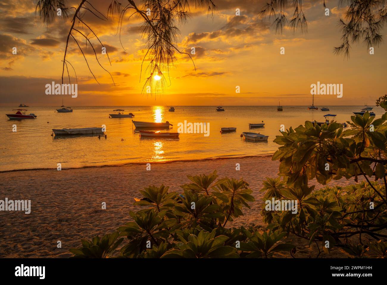 Sunset view boats beach hi-res stock photography and images - Alamy