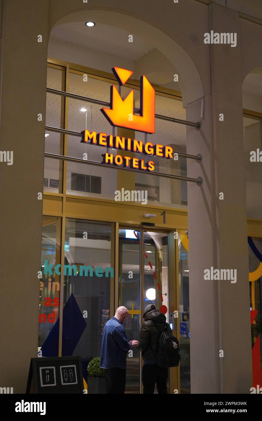 Das Meininger-Hotel in einem Hochhaus am neuen Bremer Fernbusterminal. *** The Meininger Hotel in a high-rise building at Bremens new long-distance bus terminal Stock Photo