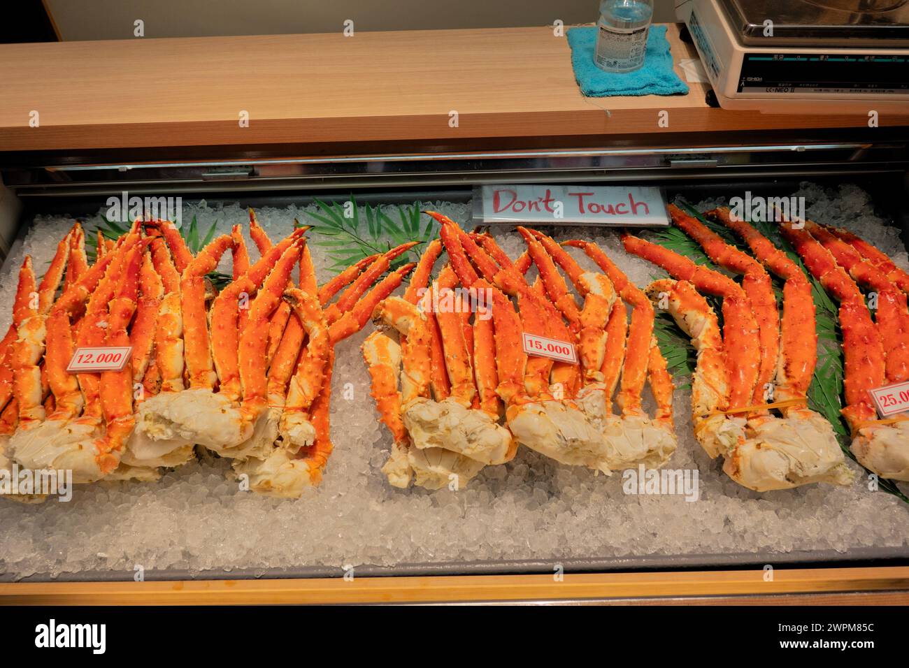 Fresh crab for sale at Kuromon Ichiba Market, Osaka, Japan Stock Photo