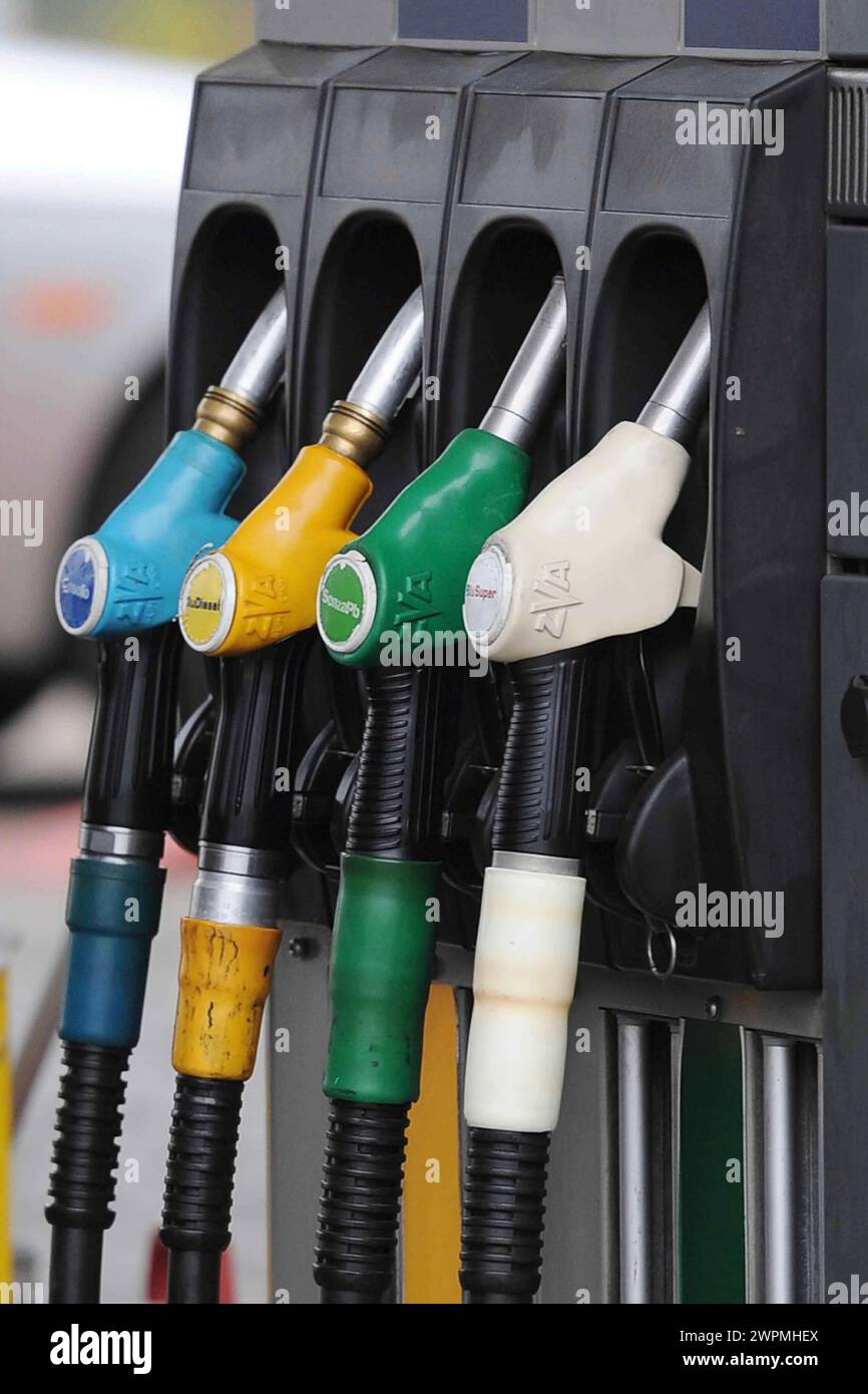 Distributore di benzina e gasolio, pompa di benzina/Gasoline and diesel fuel dispenser, gasoline pump Stock Photo