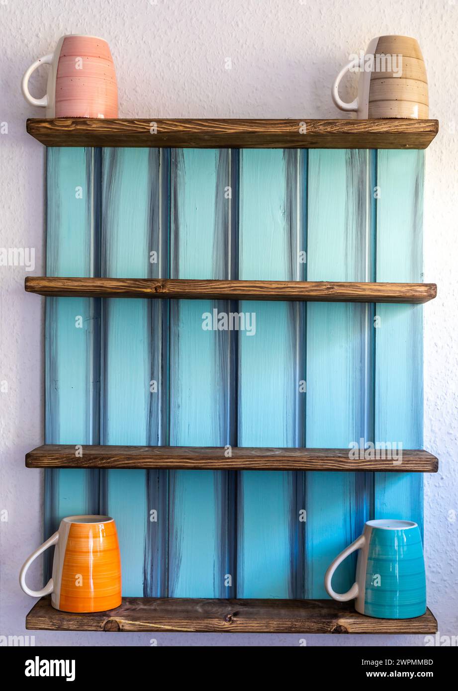 Tassen in verschiedenen Richtungen auf ein Regal gestellt Stock Photo