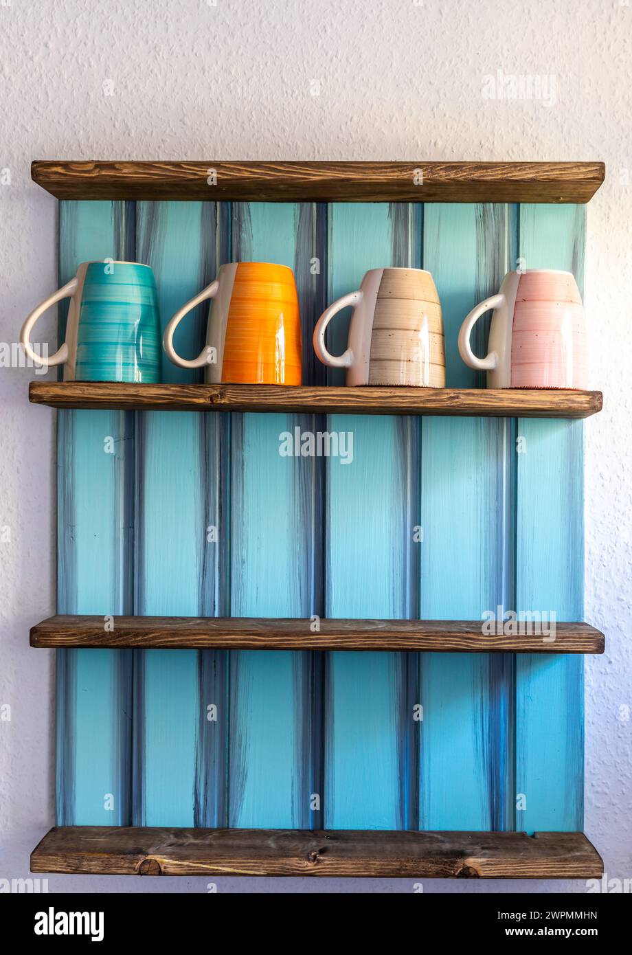 Tassen in verschiedenen Richtungen auf ein Regal gestellt Stock Photo