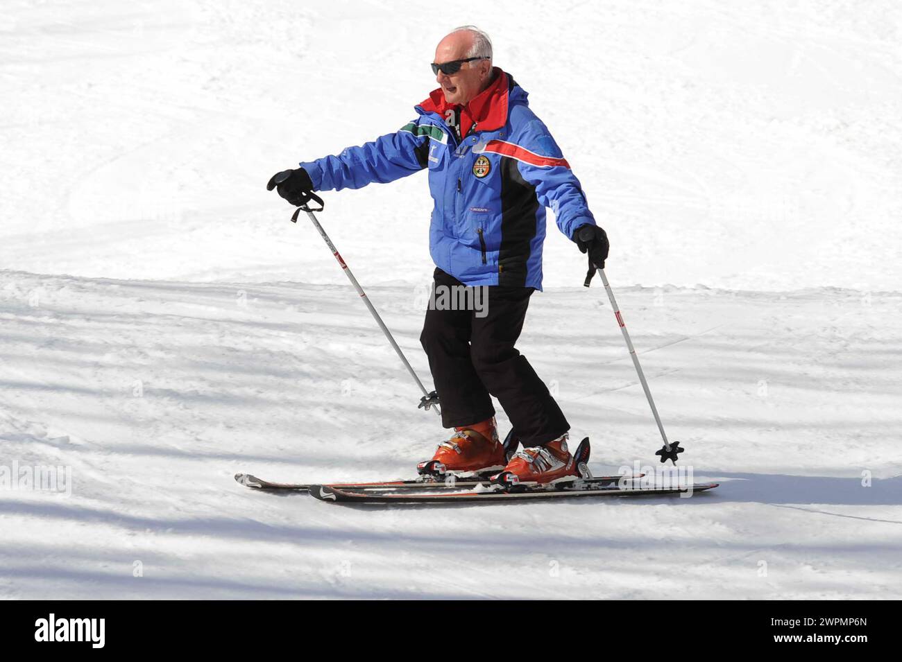 Maestro di sci sulla pista di neve/Ski instructor on the snow slope Stock Photo