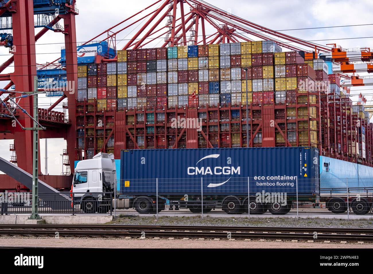 Port of Hamburg, Waltershofer Hafen, container ships, trucks bring and collect freight containers to and from HHLA Container Terminal Burchardkai, Ham Stock Photo