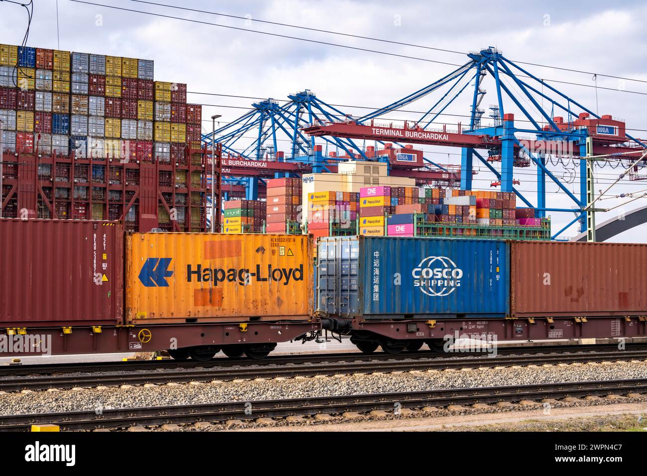 Port of Hamburg, Waltershofer Hafen, container ships, freight train brings and collects freight containers to and from HHLA Container Terminal Burchar Stock Photo