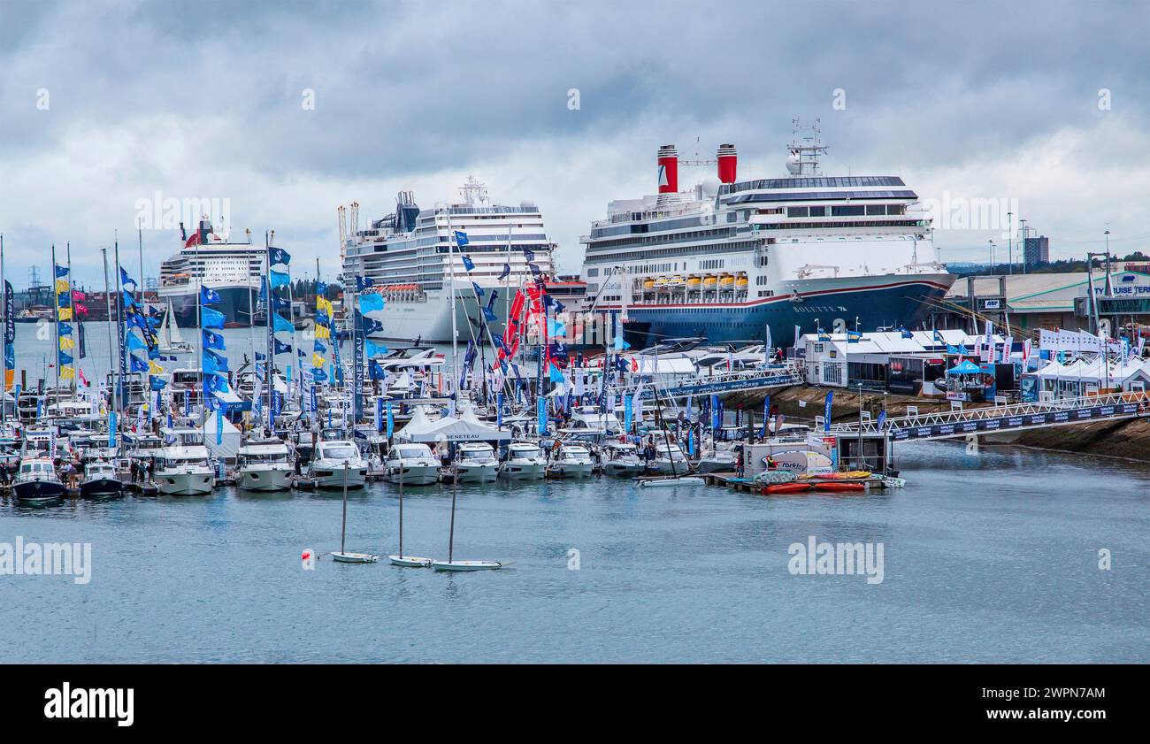 Marina, marina and cruise ships in the harbor, Southampton, Hampshire, Great Britain, England Stock Photo
