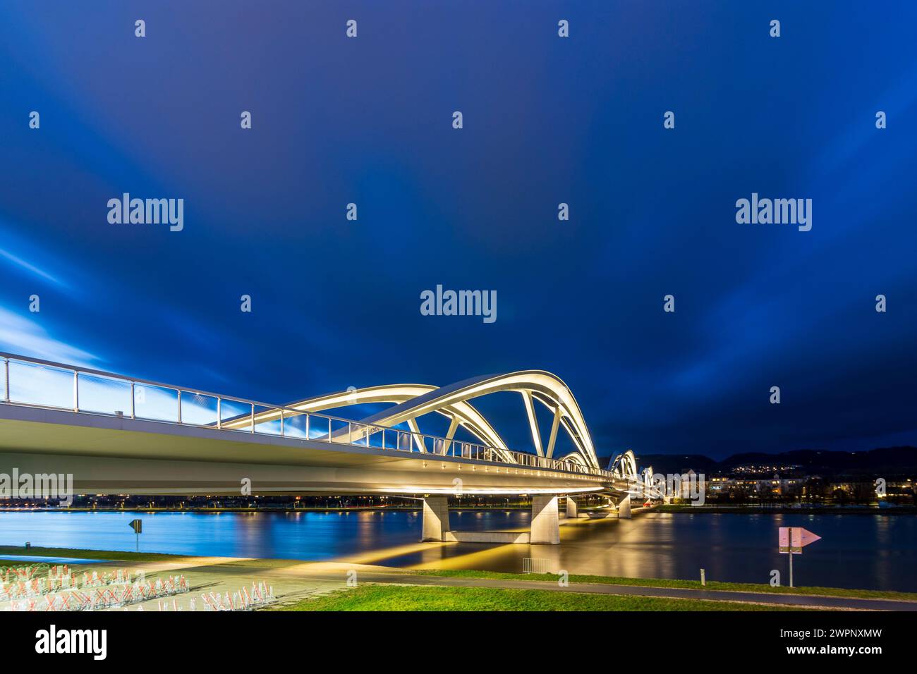 Linz, river Donau (Danube), bridge Neue Eisenbahnbrücke in Zentralraum, Oberösterreich, Upper Austria, Austria Stock Photo