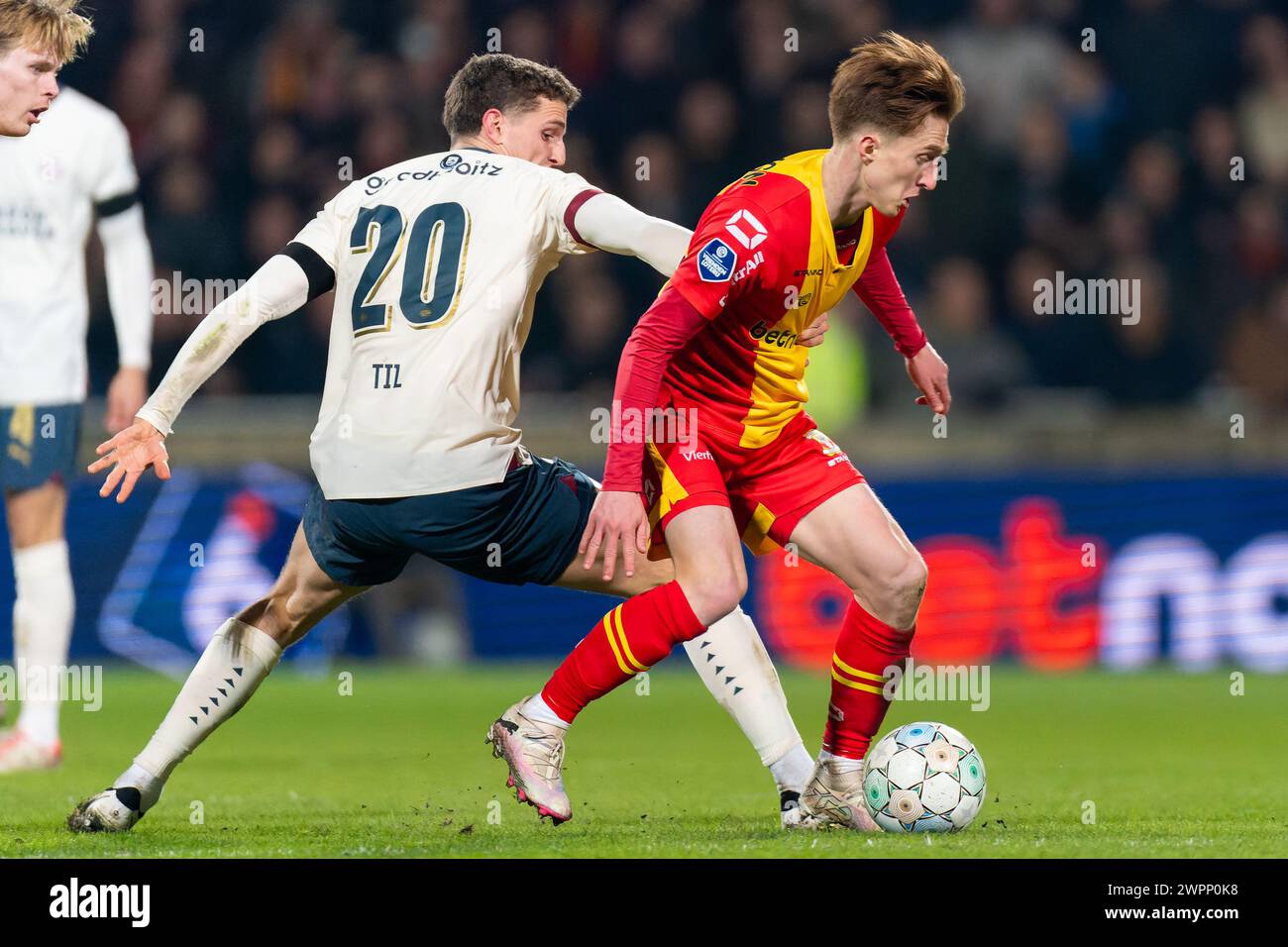 Deventer, Netherlands. 08th Mar, 2024. DEVENTER, NETHERLANDS - MARCH 8: Guus Til of PSV battles for the ball with Xander Blomme of Go Ahead Eagles during the Dutch Eredivisie match between Go Ahead Eagles of the PSV at De Adelaarshorst on March 8, 2024 in Deventer, Netherlands. (Photo by Joris Verwijst/BSR Agency) Credit: BSR Agency/Alamy Live News Stock Photo