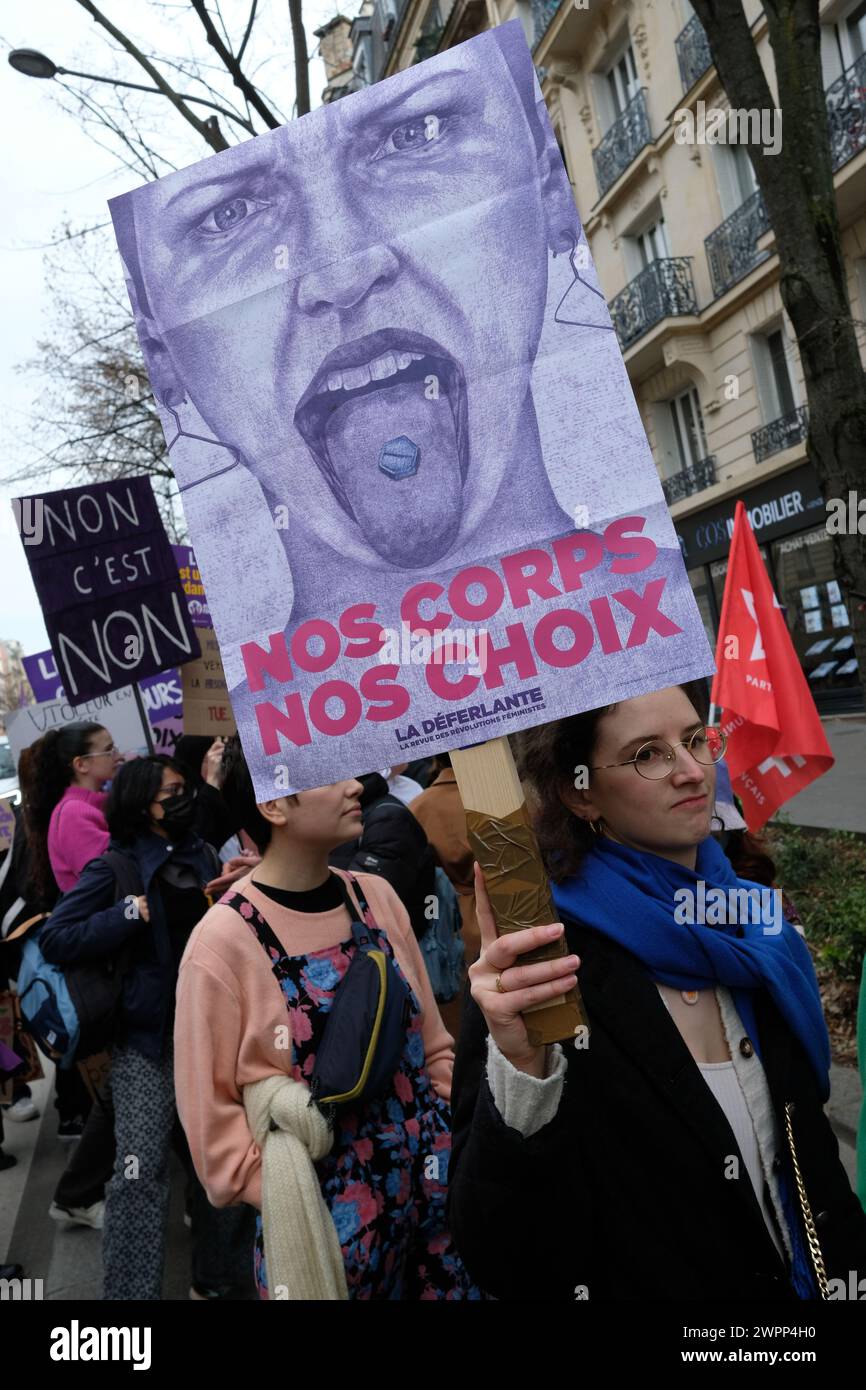 Des milliers de femmes et d'hommes ont défilé entre la place Gambetta et bastille à Paris, pour la journée internationale des droits des femmes Stock Photo