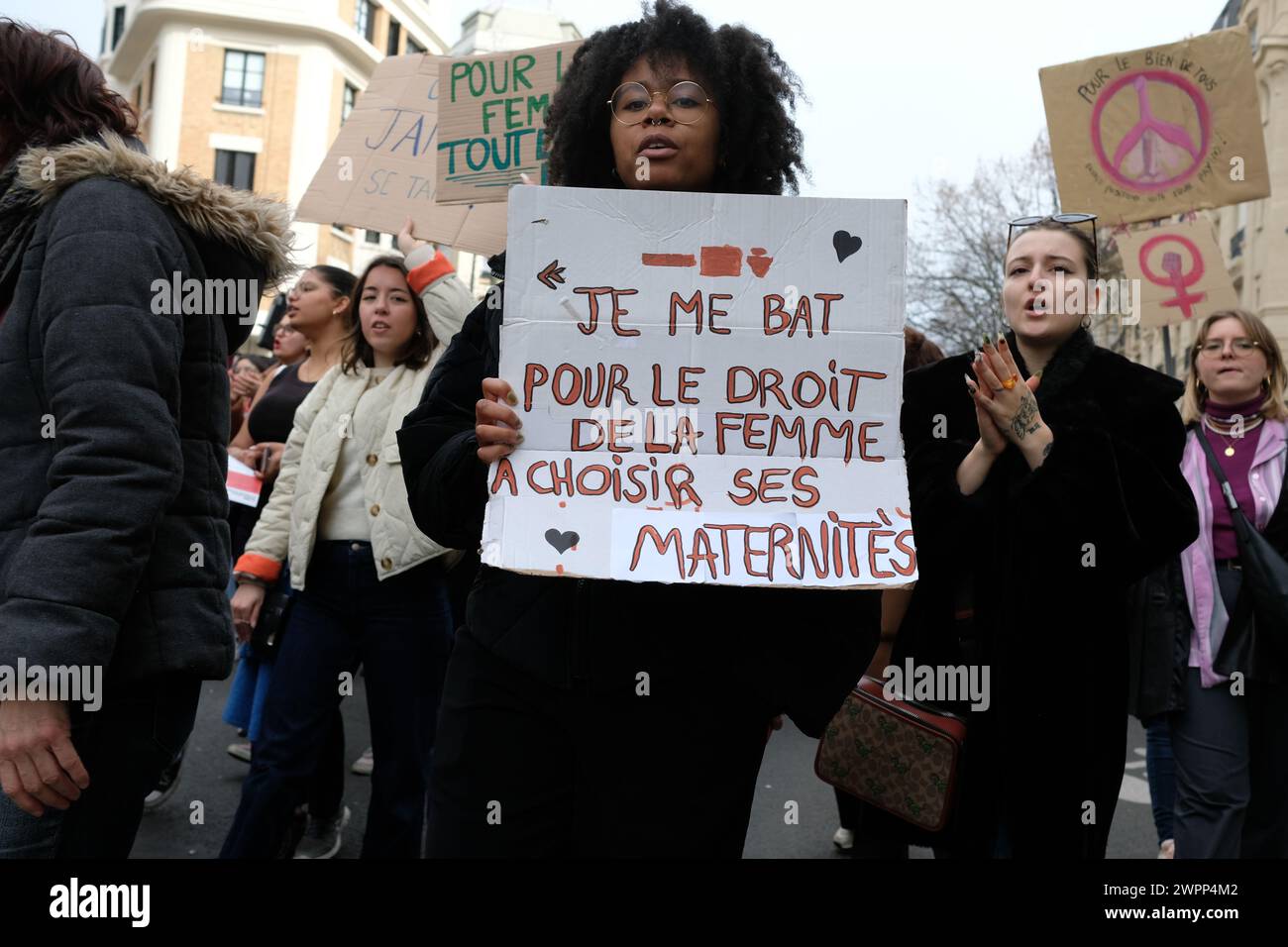 Des milliers de femmes et d'hommes ont défilé entre la place Gambetta et bastille à Paris, pour la journée internationale des droits des femmes Stock Photo