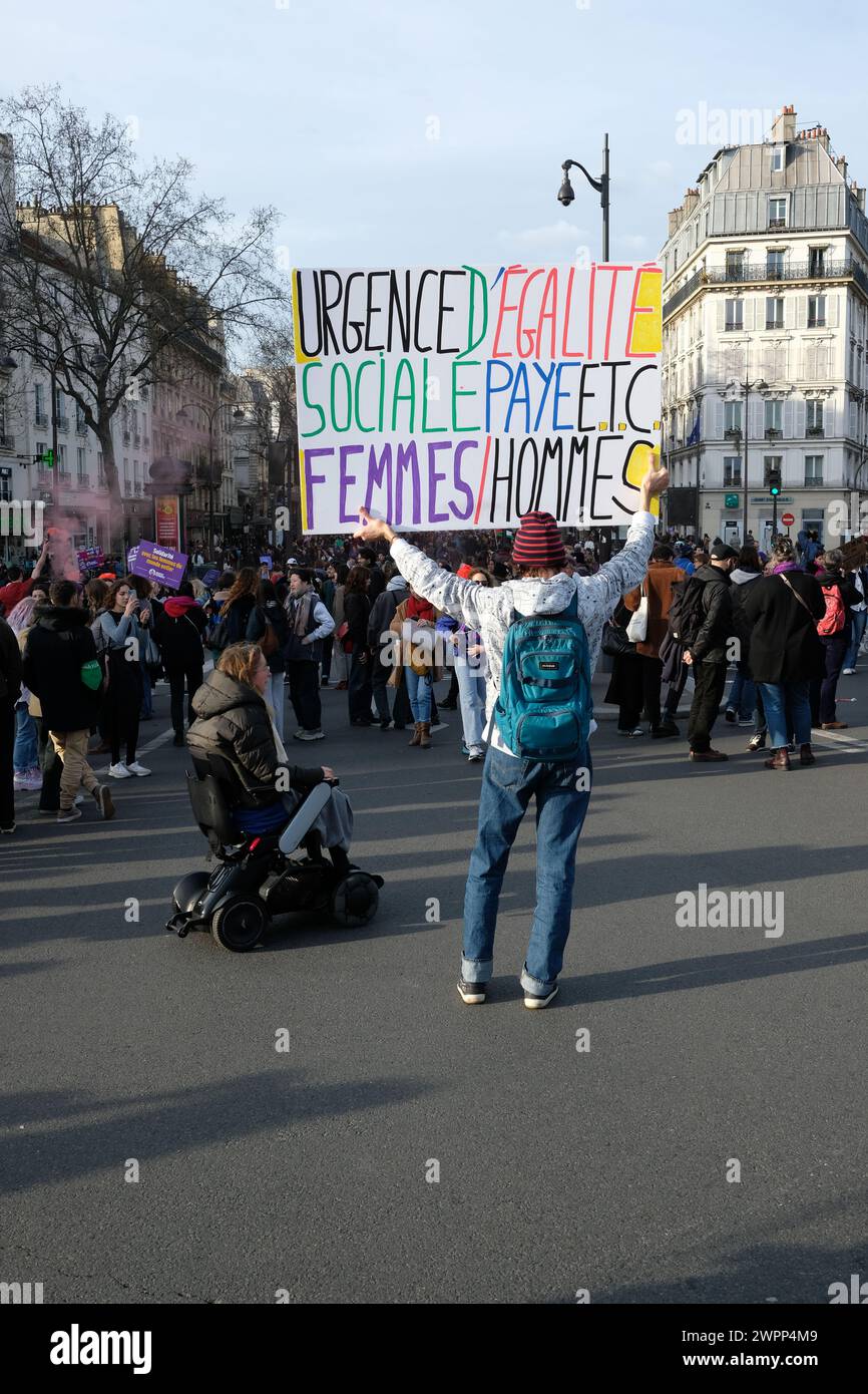 Des milliers de femmes et d'hommes ont défilé entre la place Gambetta et bastille à Paris, pour la journée internationale des droits des femmes Stock Photo
