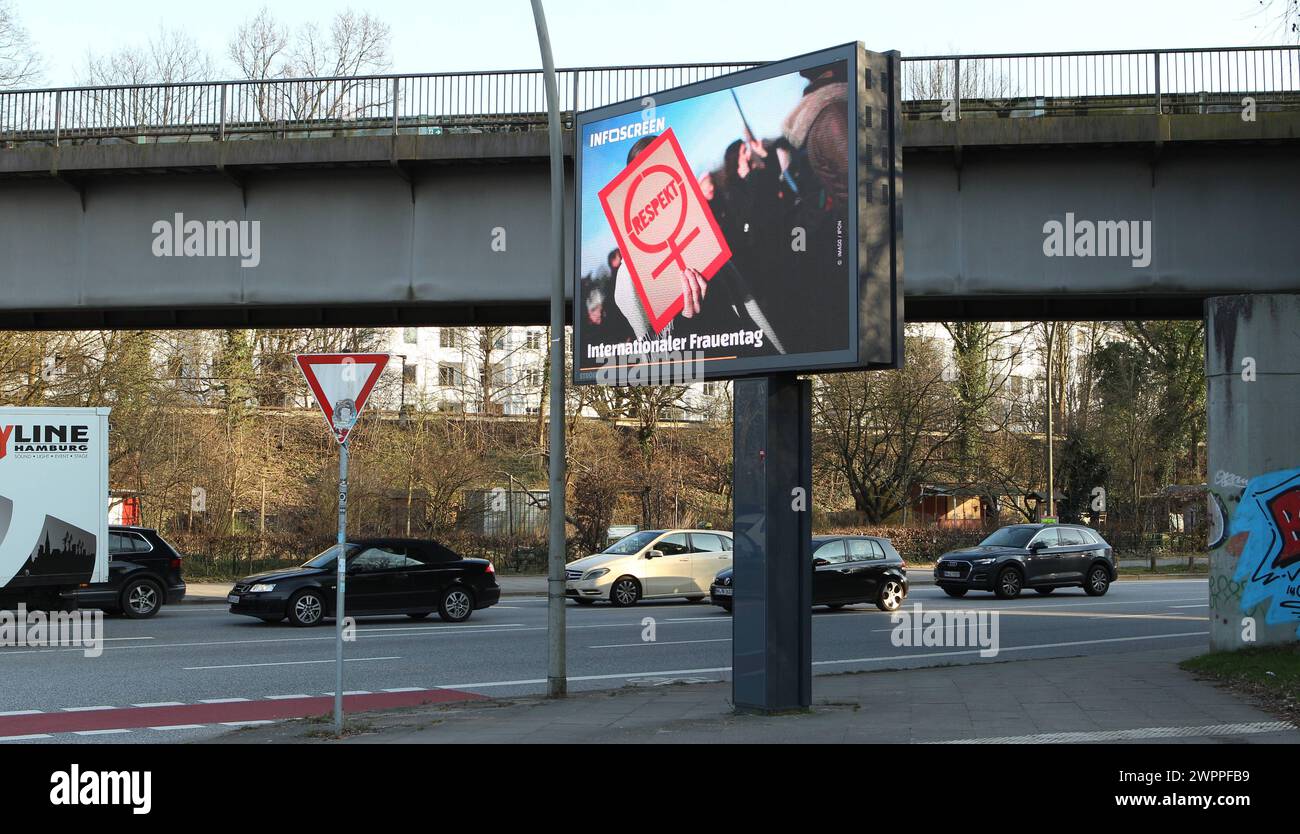 Digitale Werbetafel von JCDecaux an einer Hauptverkehrsstraße in Alsterdorf. Alsterdorf Hamburg *** Digital billboard from JCDecaux on a main road in Alsterdorf Alsterdorf Hamburg Stock Photo