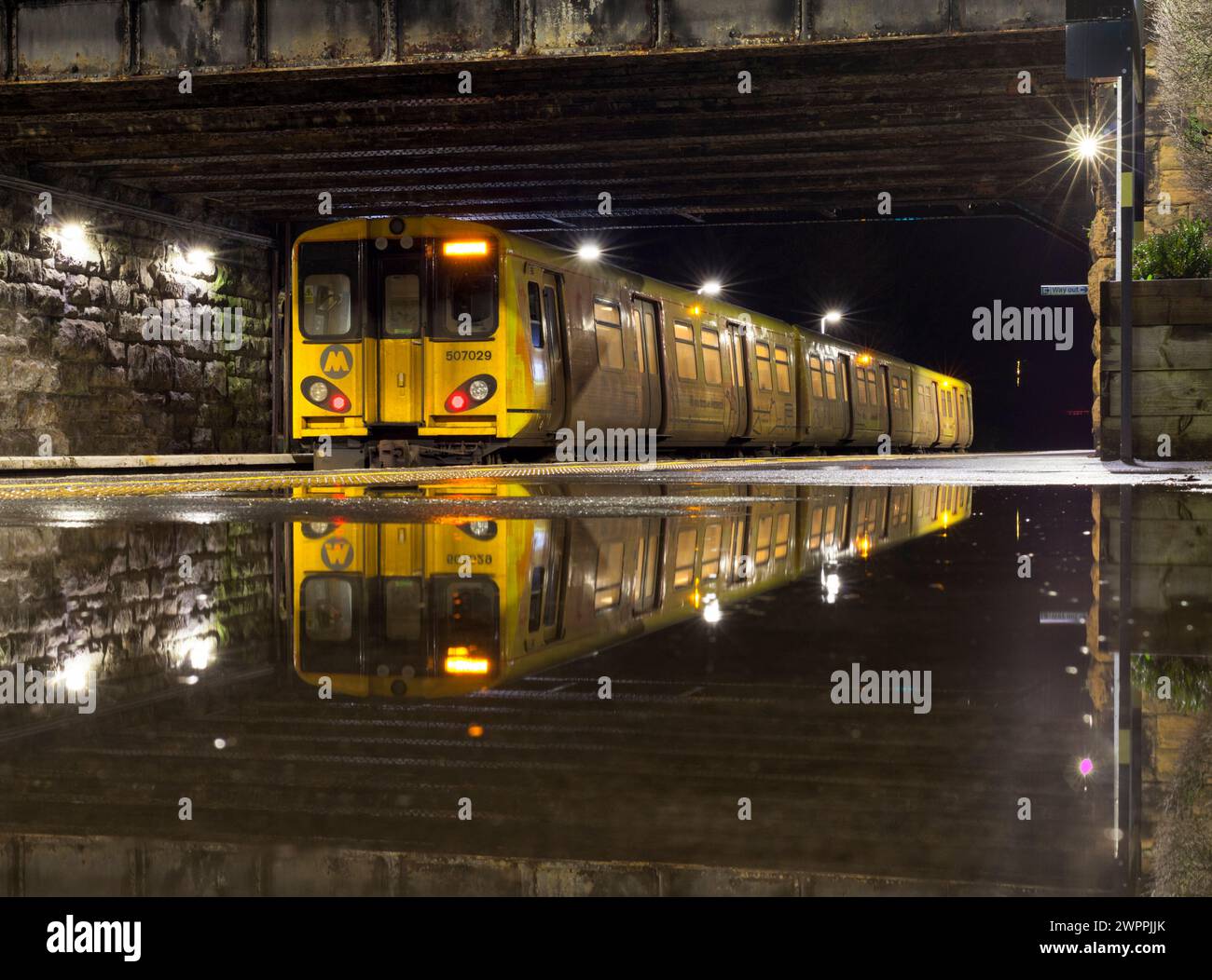 Merseyrail class 507 electric train 507029 calling at Wallasey Grove ...