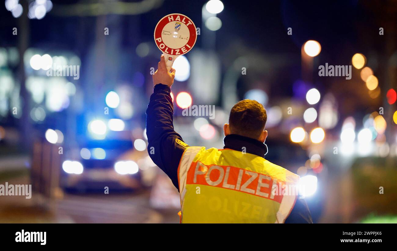 Aschaffenburg, City, 08.03.2024, Kontrollaktion der Polizei mit dem Schwerpunkt auf Fahrten unter Alkohol- und Drogeneinfluss. Bild: Ein Polizist hält mit der Kelle, Halt Polizei, einen Verkehrsteilnehmer an. *** Aschaffenburg, City, 08 03 2024, Police control operation with a focus on driving under the influence of alcohol and drugs Picture A police officer stops a road user with a trowel, Halt Polizei Copyright: HMBxMedia/xHeikoxBecker Stock Photo