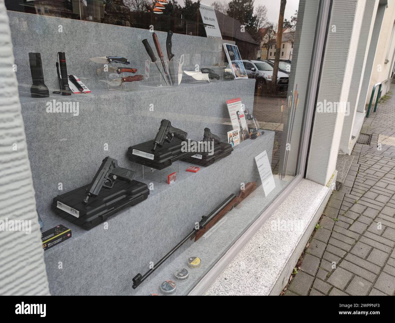 Fulda, Hessen, Deutschland, 11.02.2024: Ein Waffengeschäft *** Fulda, Hesse, Germany, 11 02 2024 A gun store Copyright: xdtsxNachrichtenagenturx dts 32332 Stock Photo