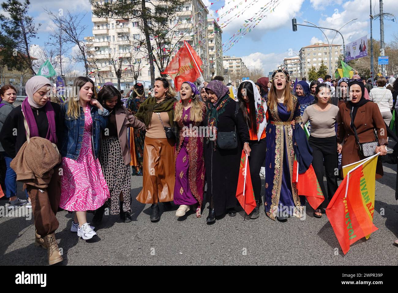 Kurdish women dancing hi-res stock photography and images - Alamy