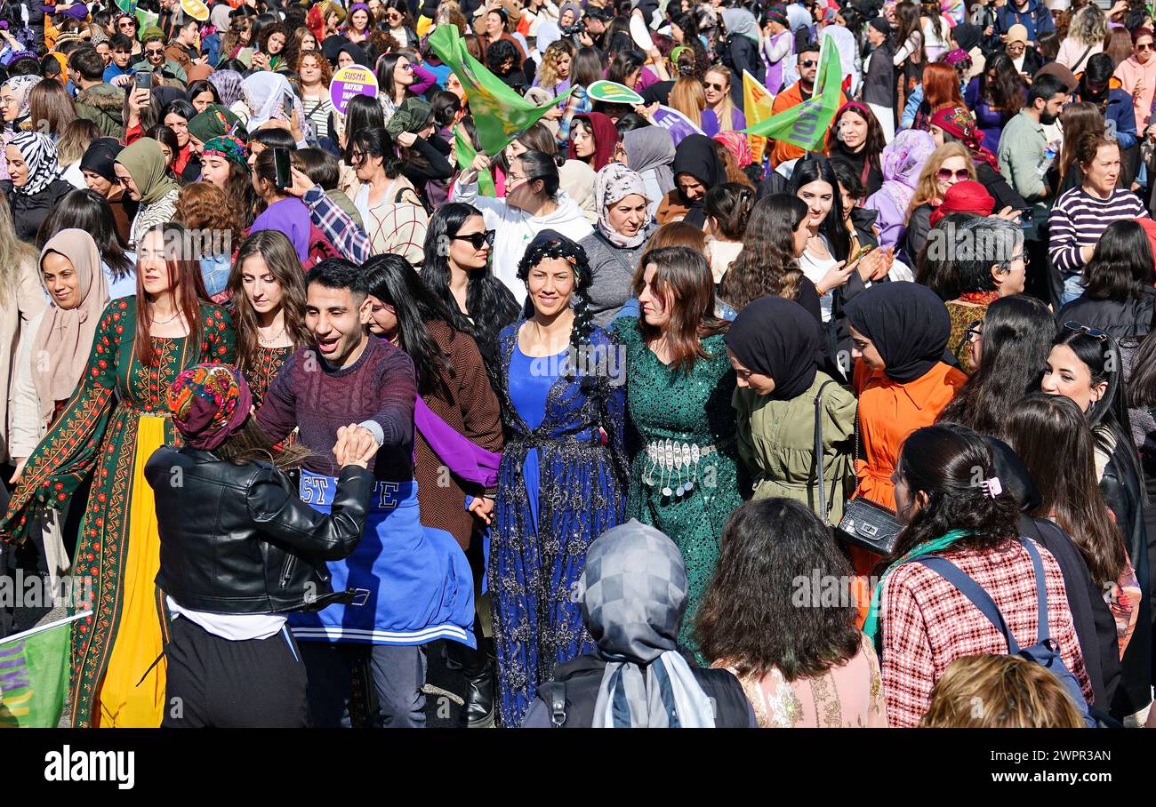 Kurdish women dancing hi-res stock photography and images - Alamy